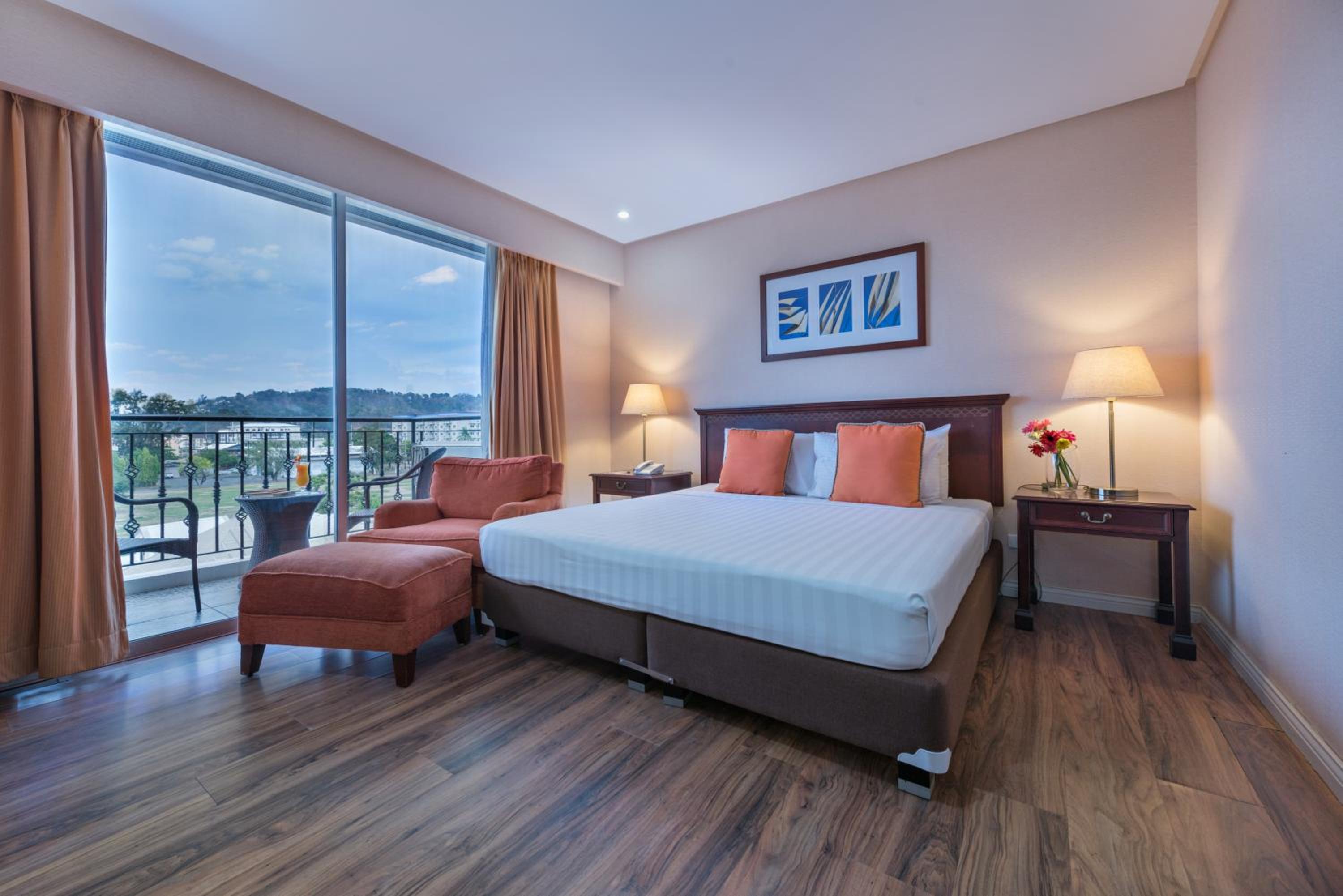 Super Deluxe King Room with Veranda photo 3