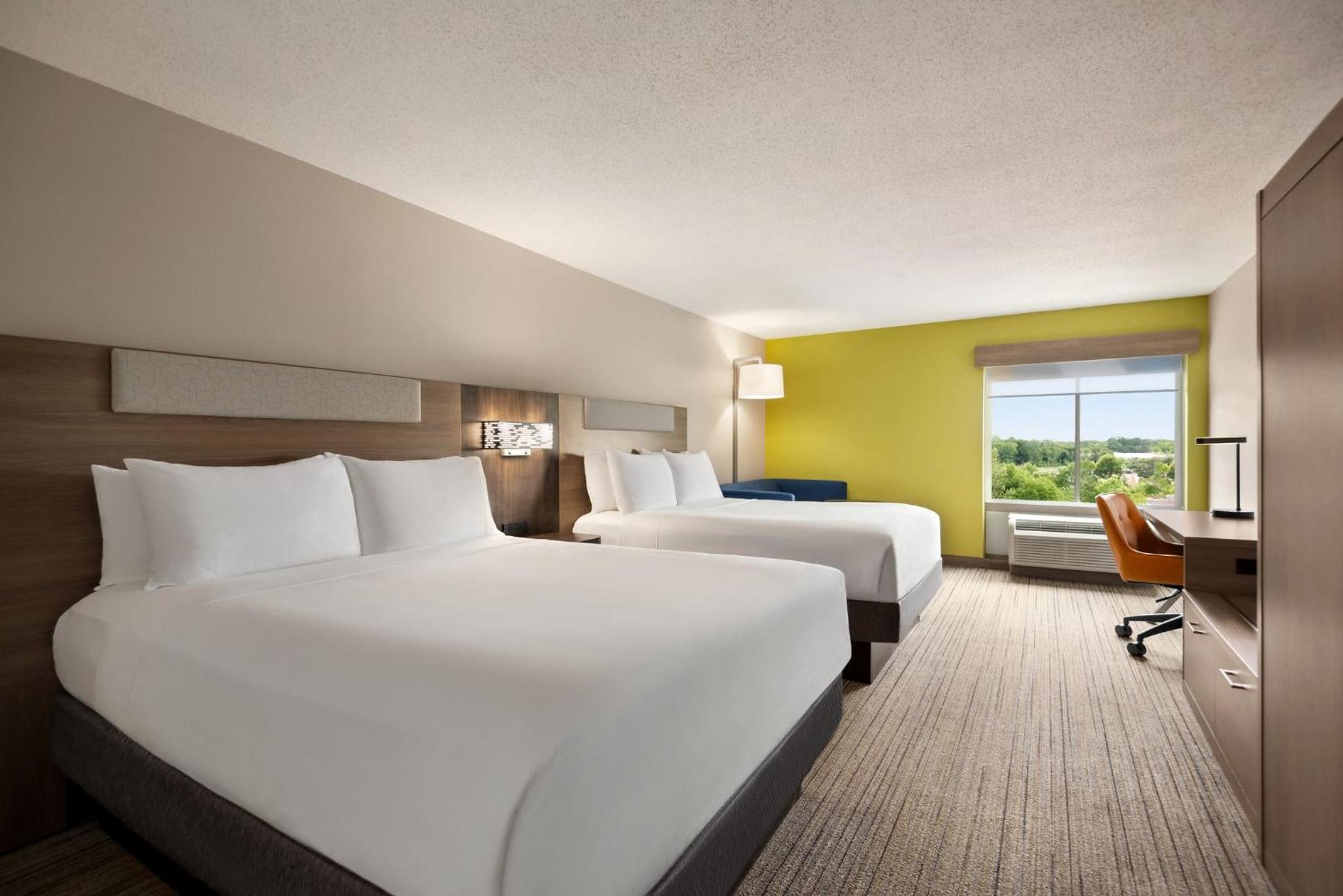 Standard Queen Room with Two Queen Beds - Extra Floor Space