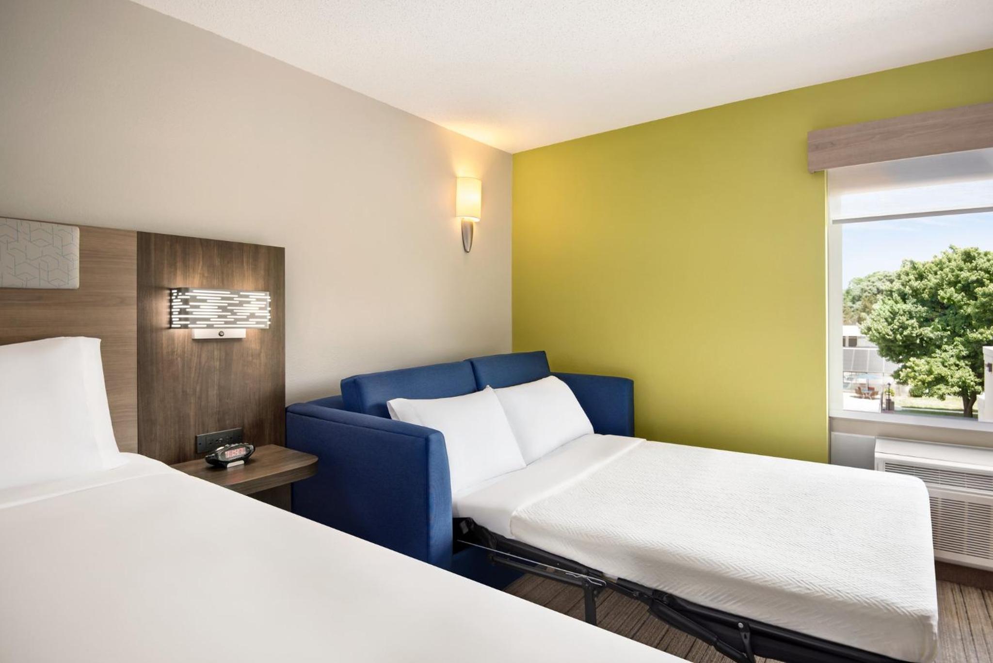 Standard King Room with Sofa Bed - Photo 3