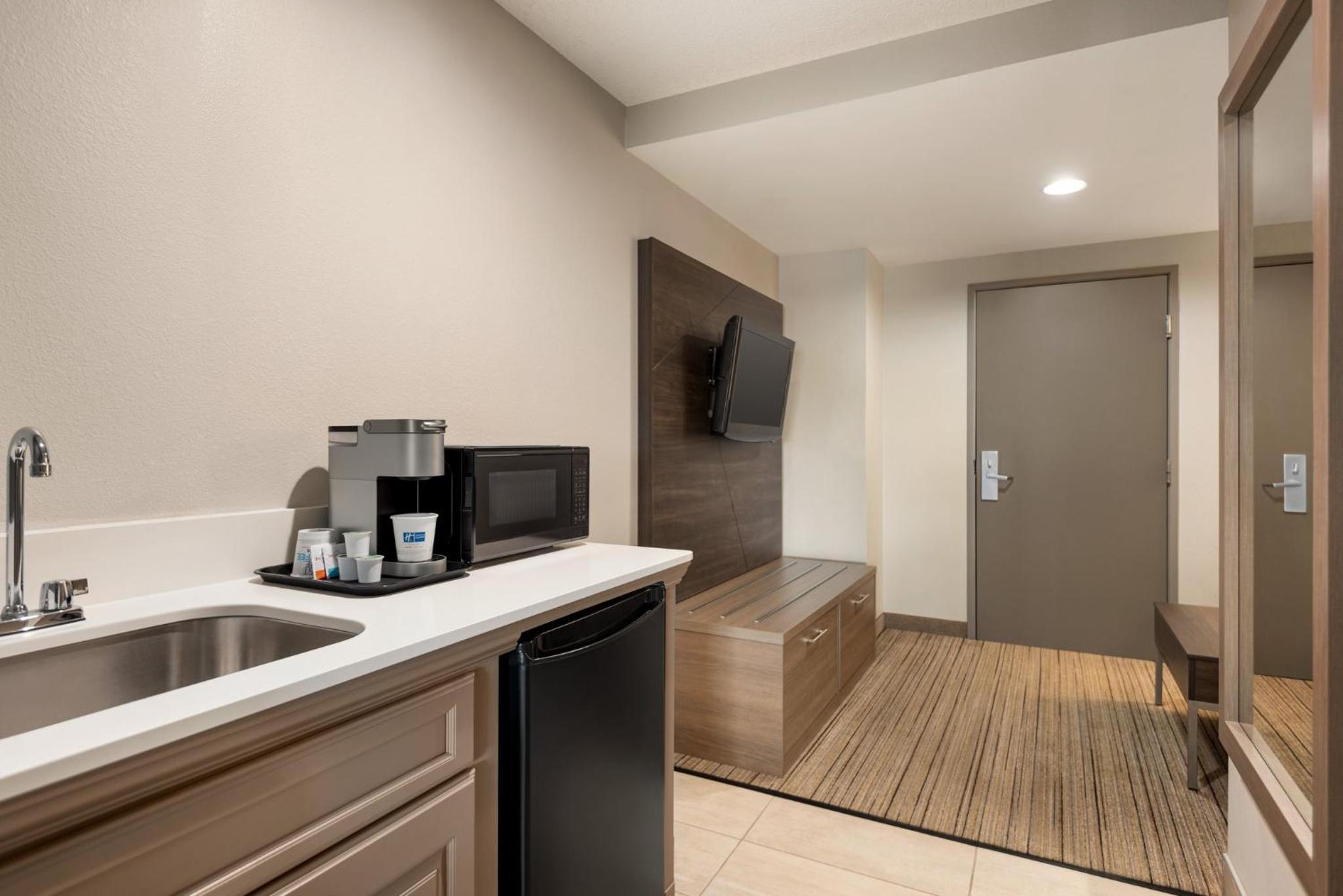 King Suite with Sofa Bed - Photo 4