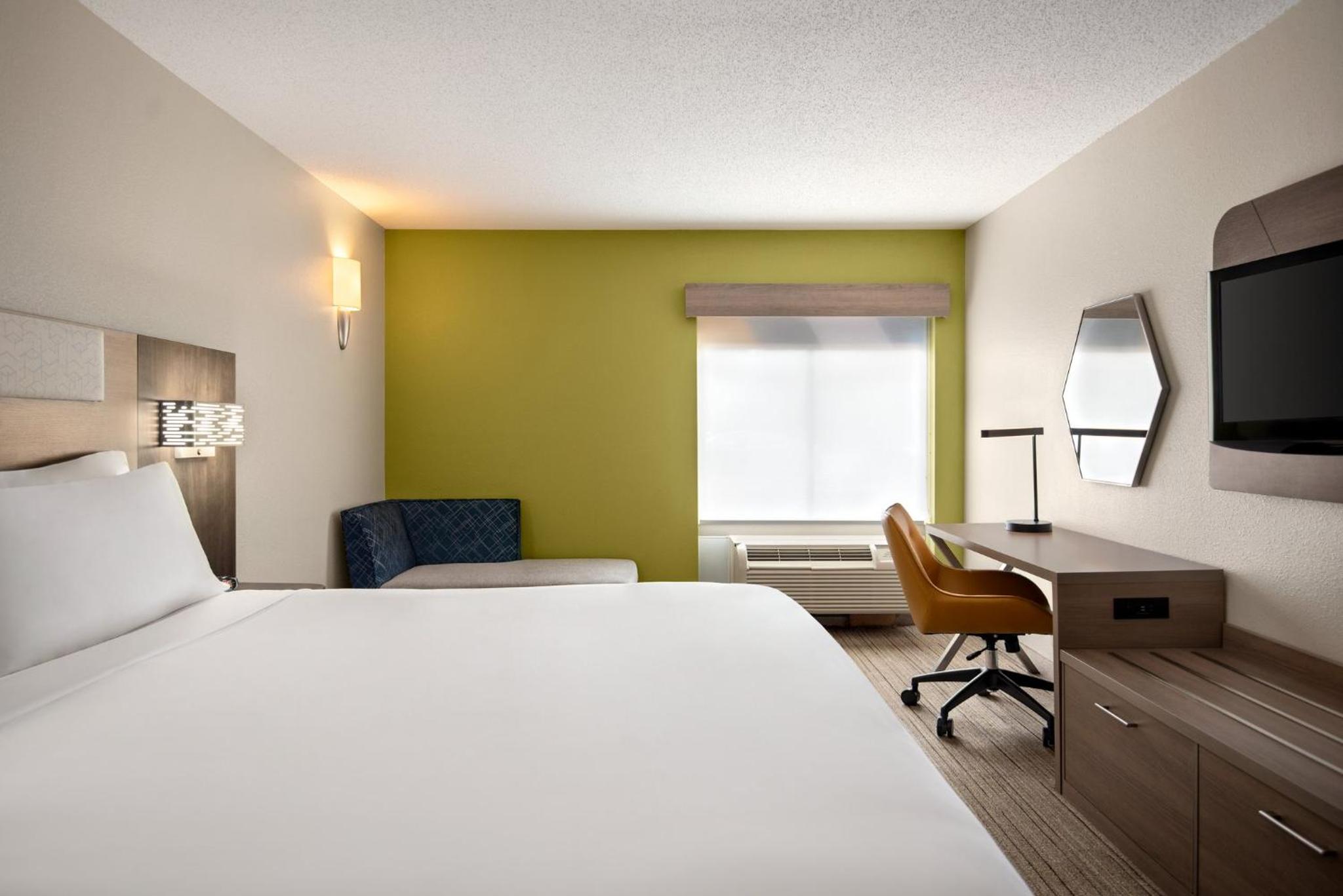 Standard King Room - Photo 5