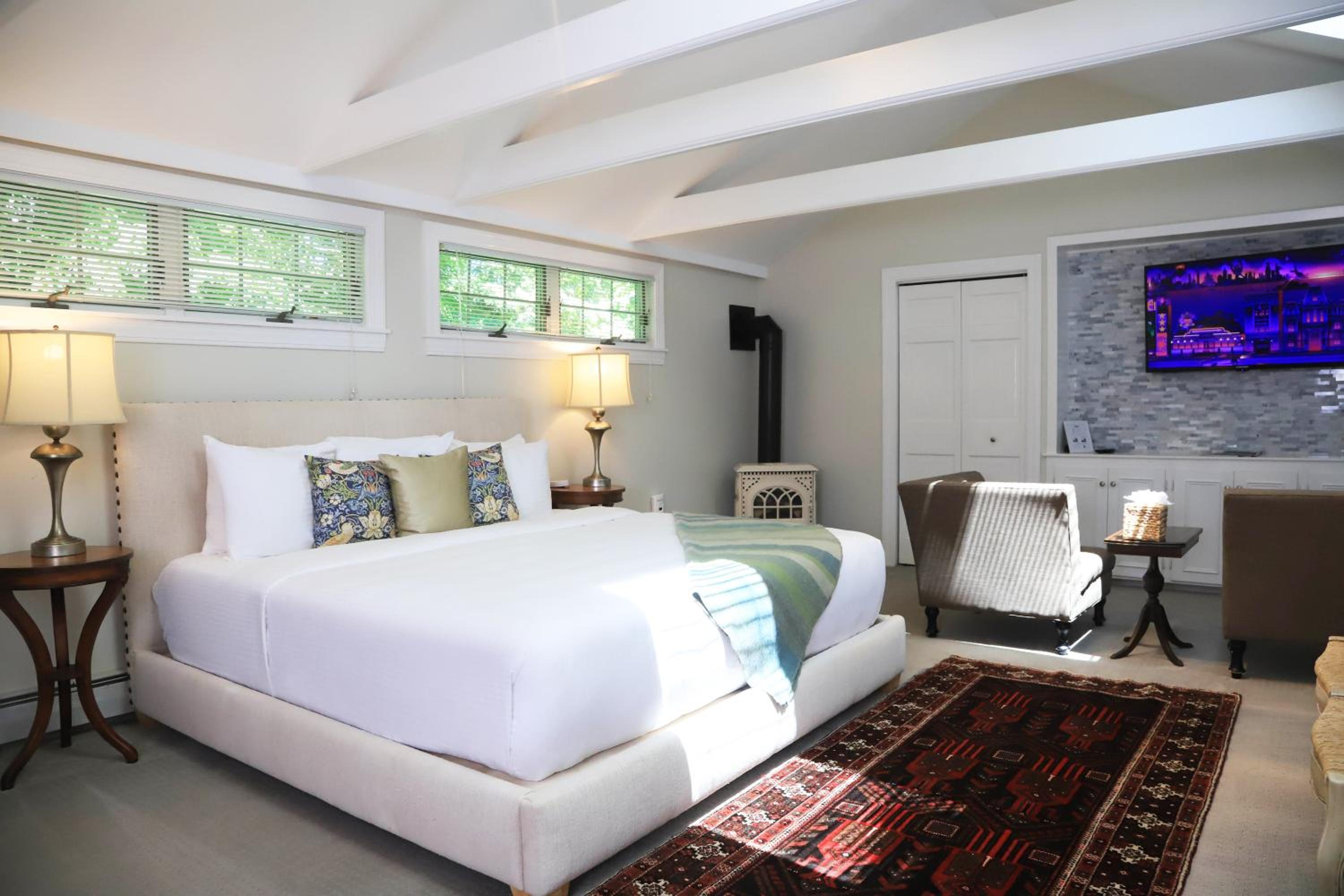 Queen Suite - Photo 1