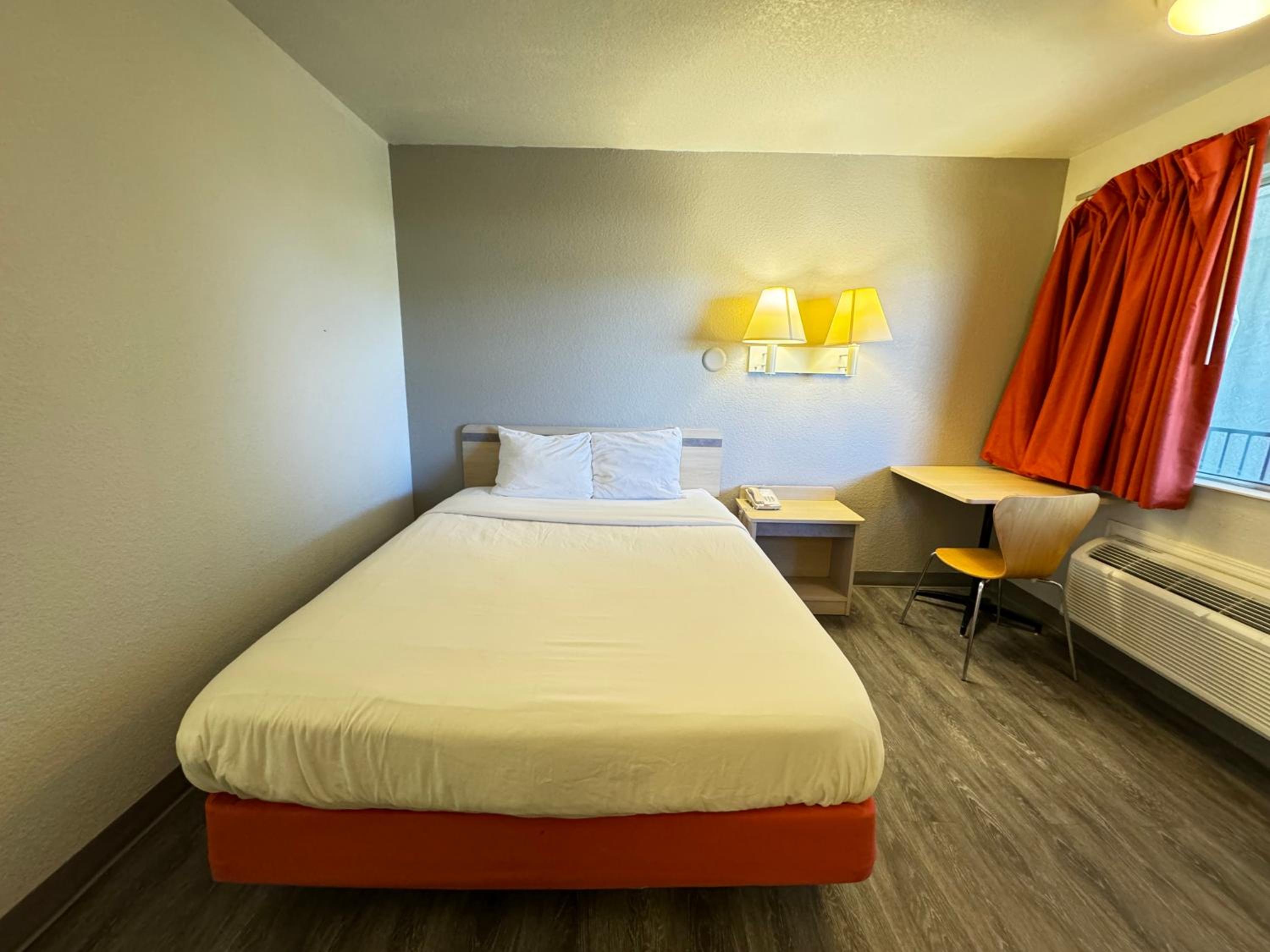 Double Room - Non-Smoking  - Photo 5