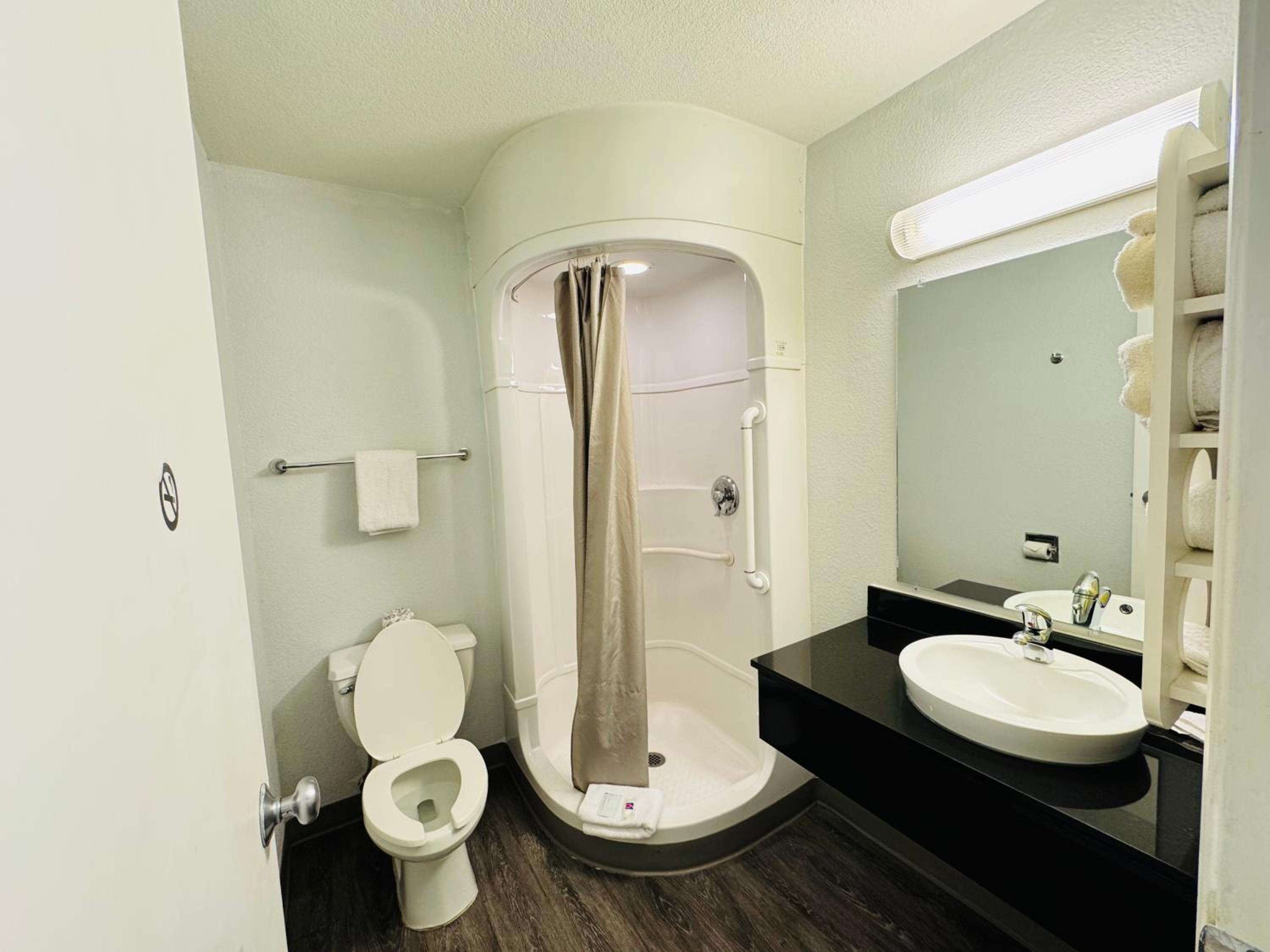 Quadruple Room - Non-Smoking photo 3