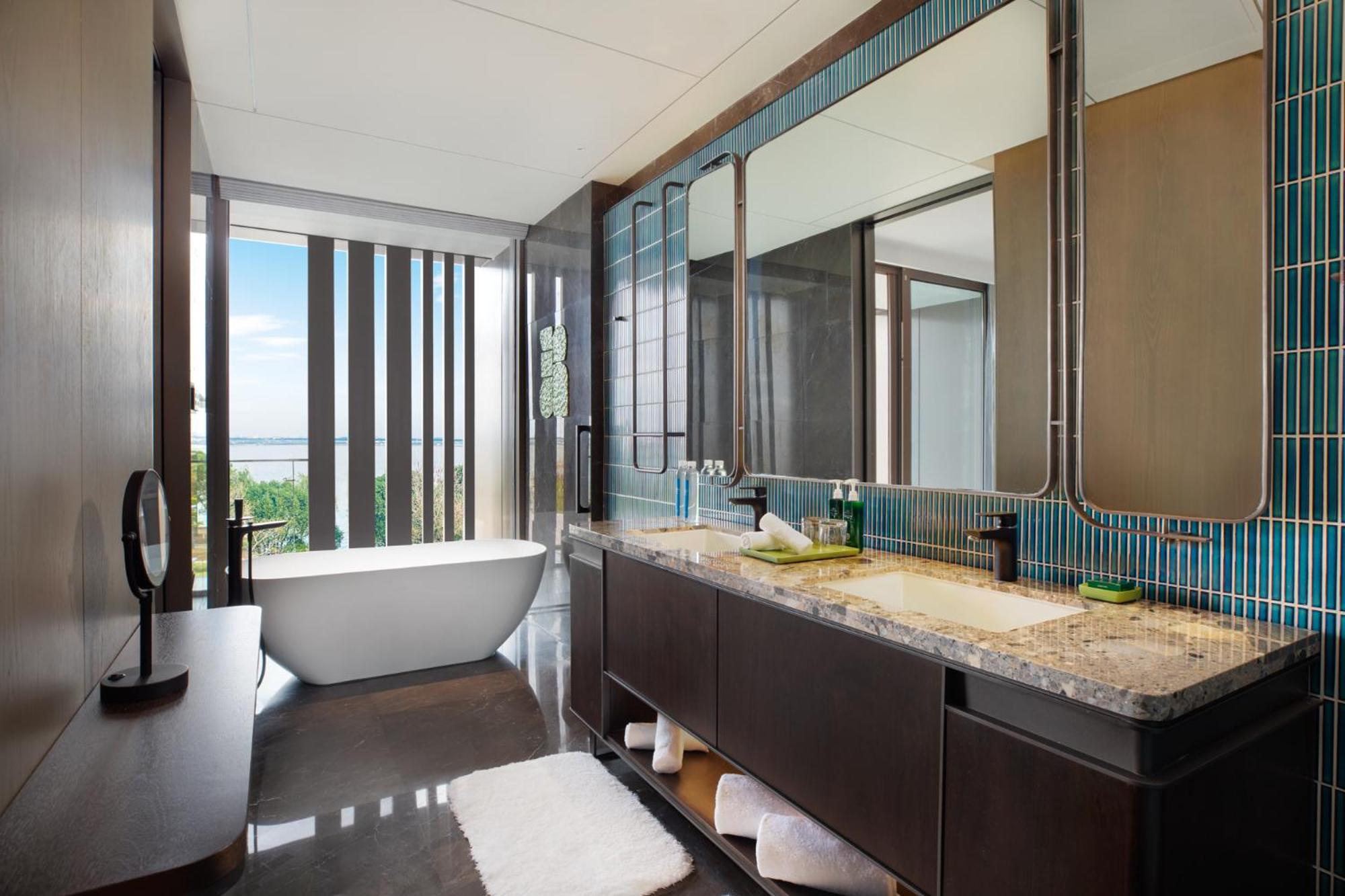 Premium King Room with Lake View - Photo 4
