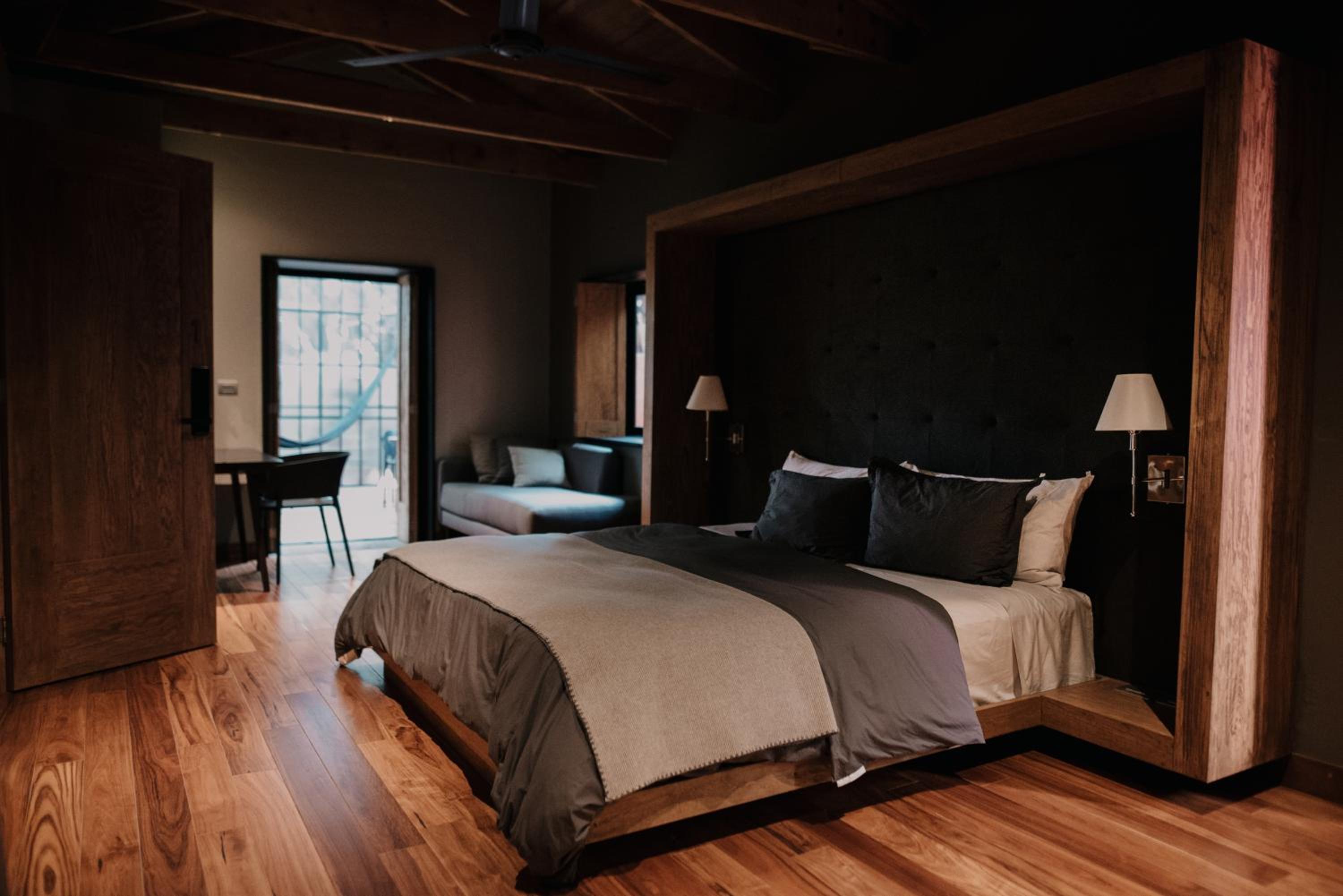 Deluxe King Room - Photo 4