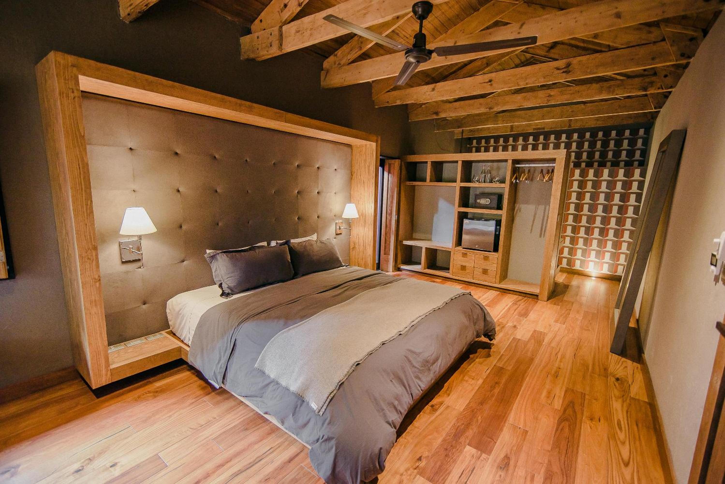 Deluxe King Room - Photo 1
