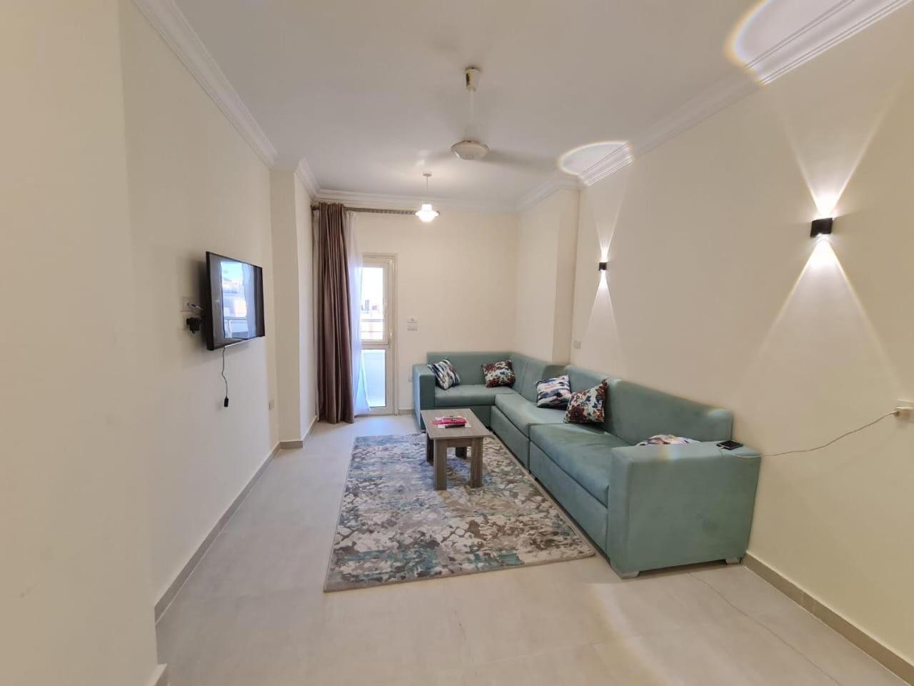 Three-Bedroom Apartment with Balcony photo 1