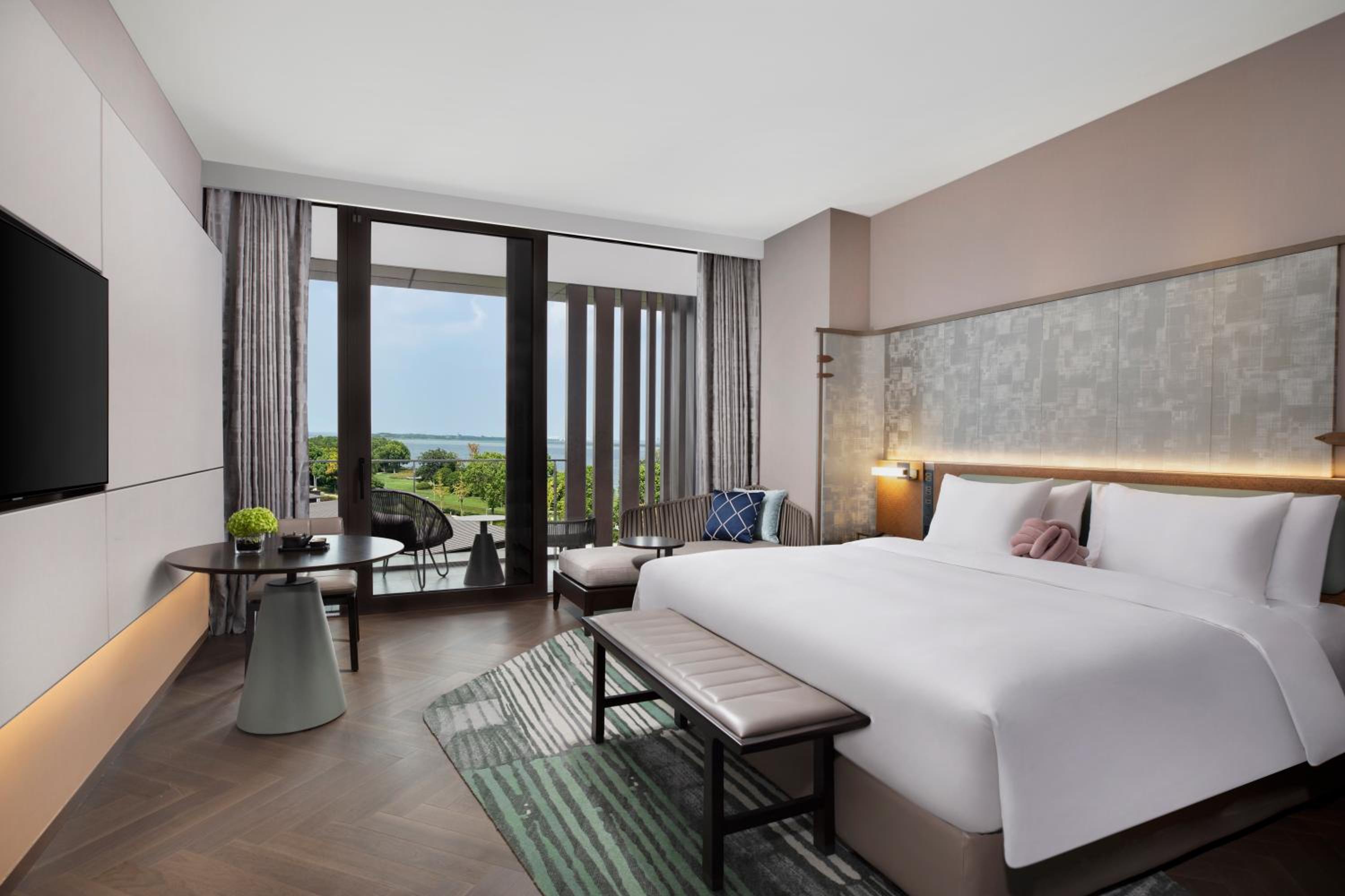 Standard King Room with Lake View - Photo 4