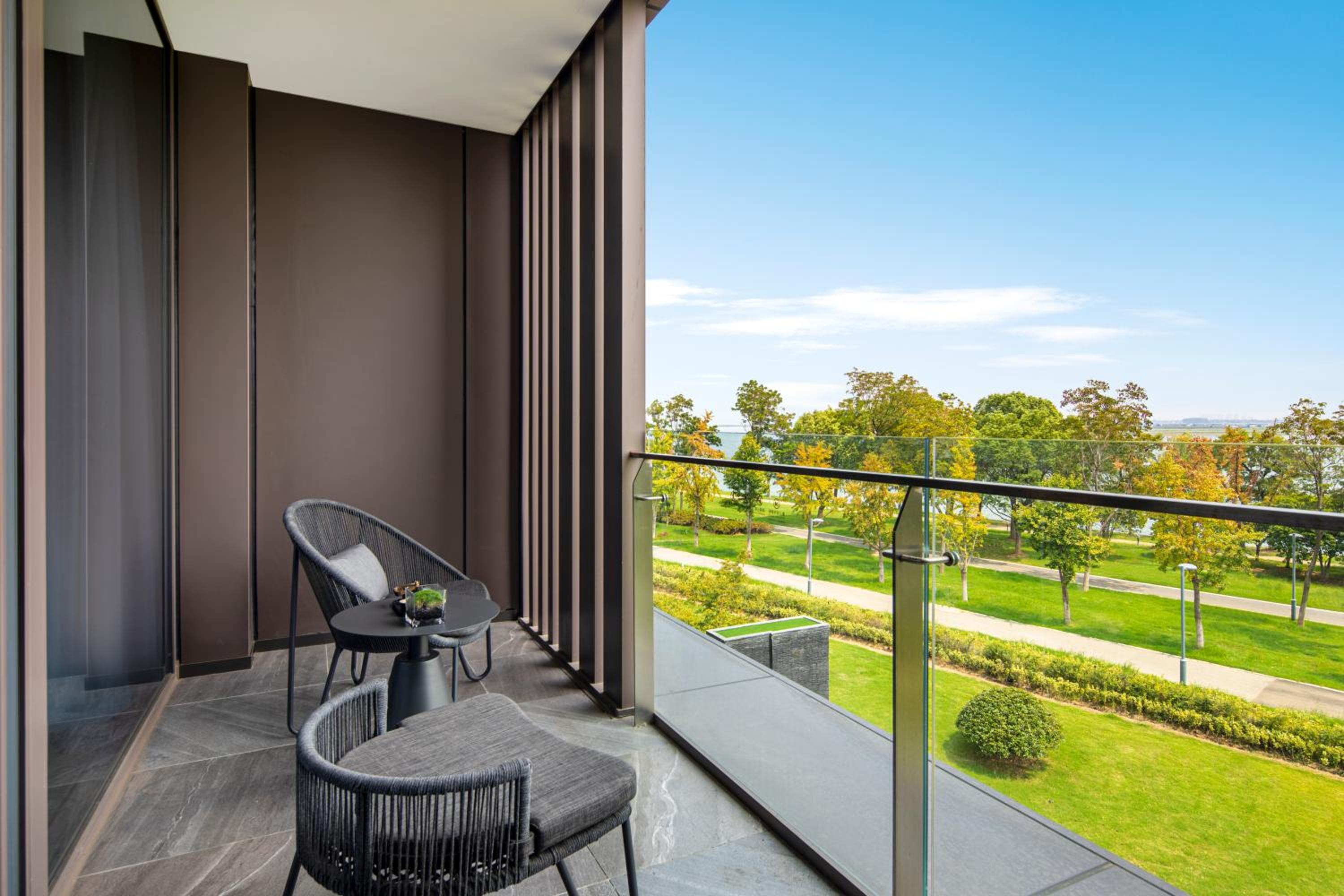 Standard King Room with Lake View - Photo 2