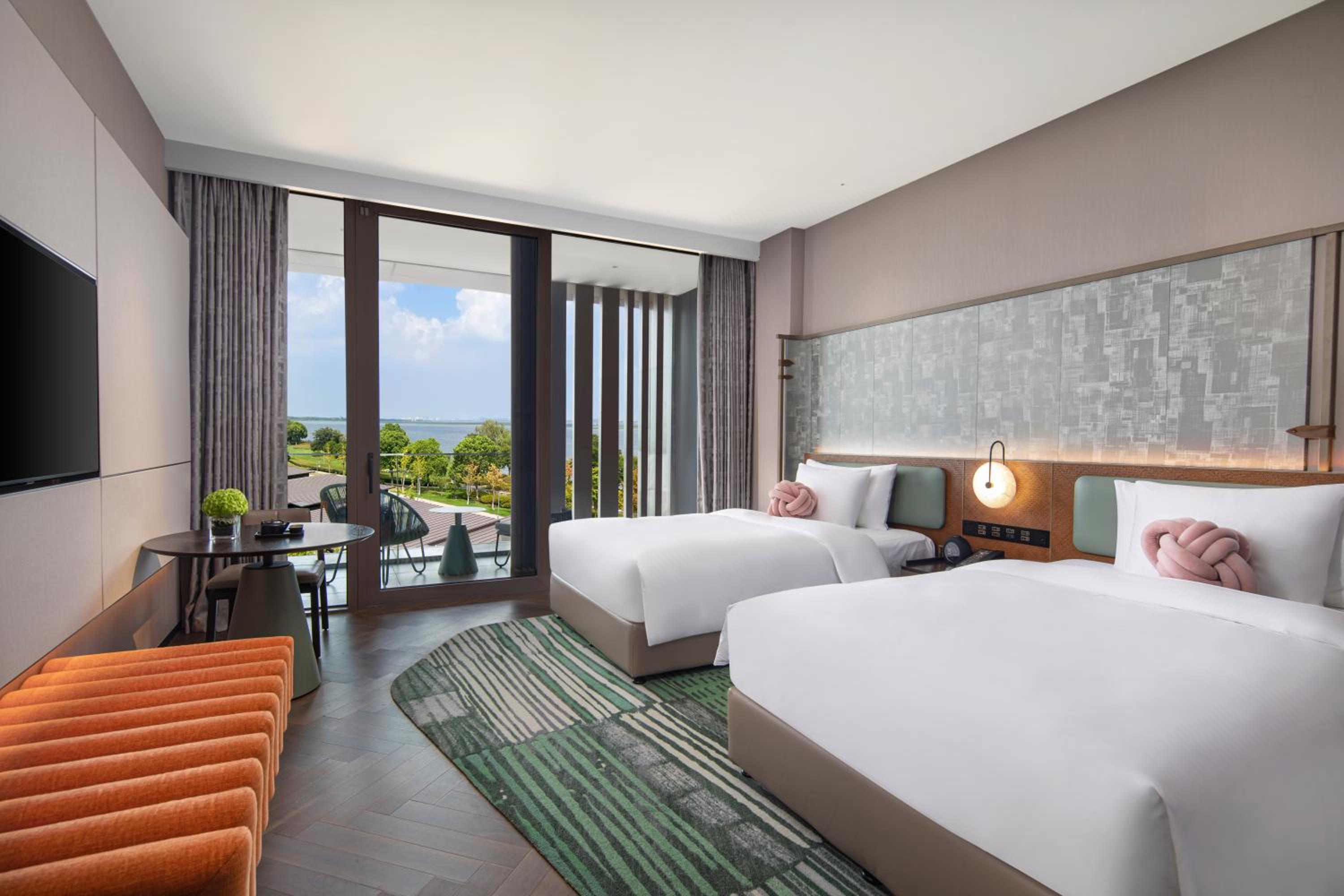 Standard Twin Room with Lake View - Photo 4