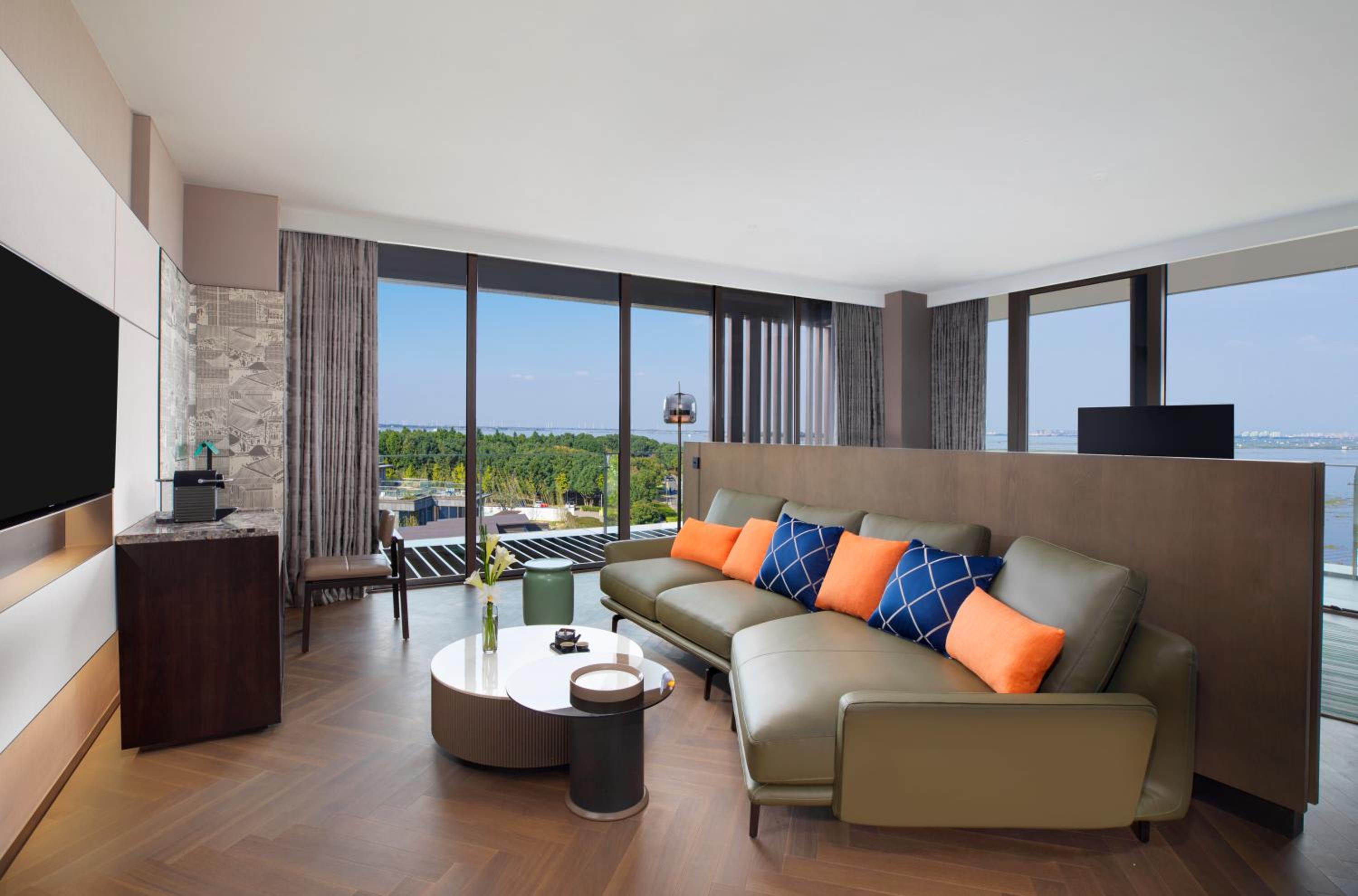 One Bedroom Suite with Lake View  - Photo 4