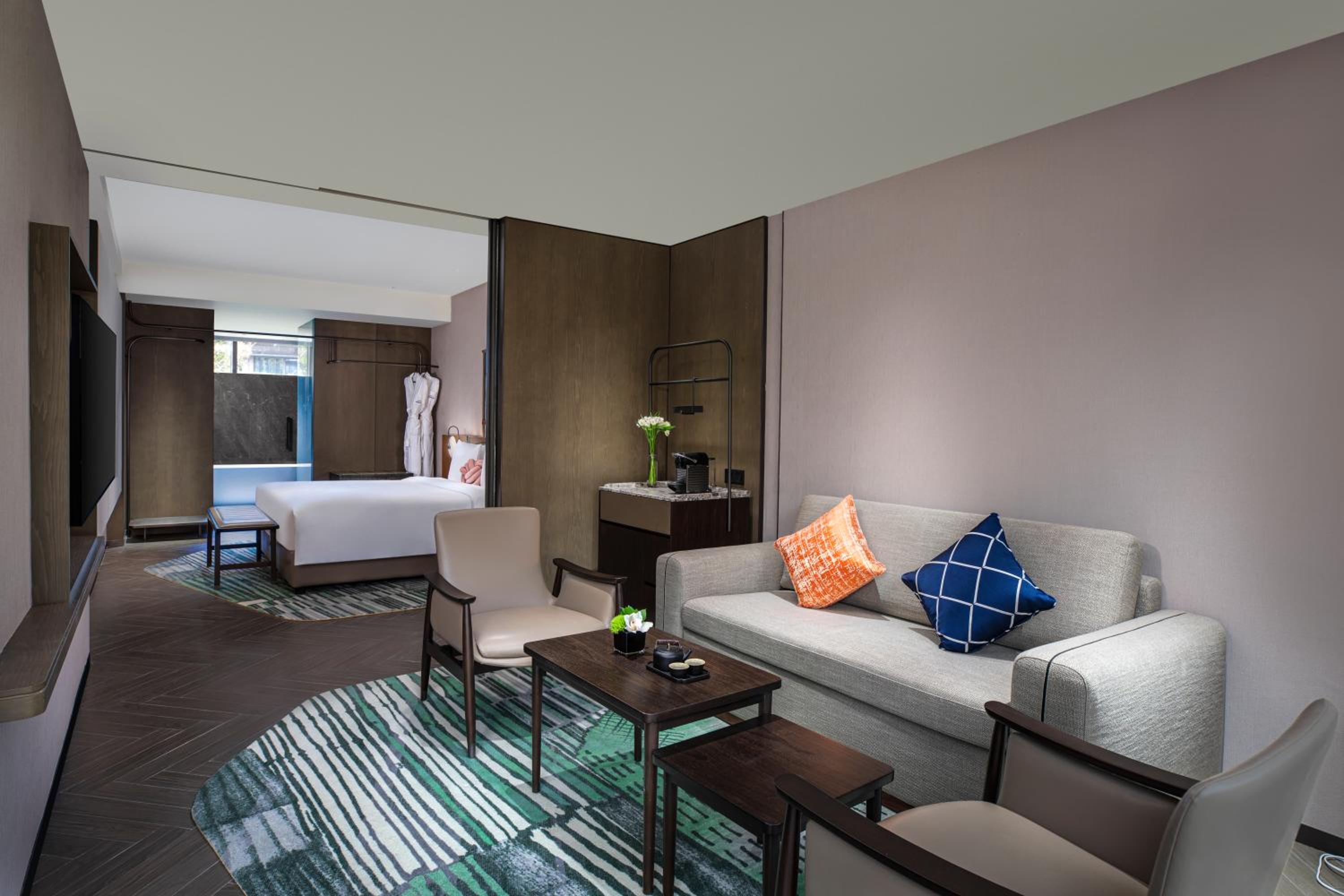 Premium King Room with Courtyard View - Photo 2