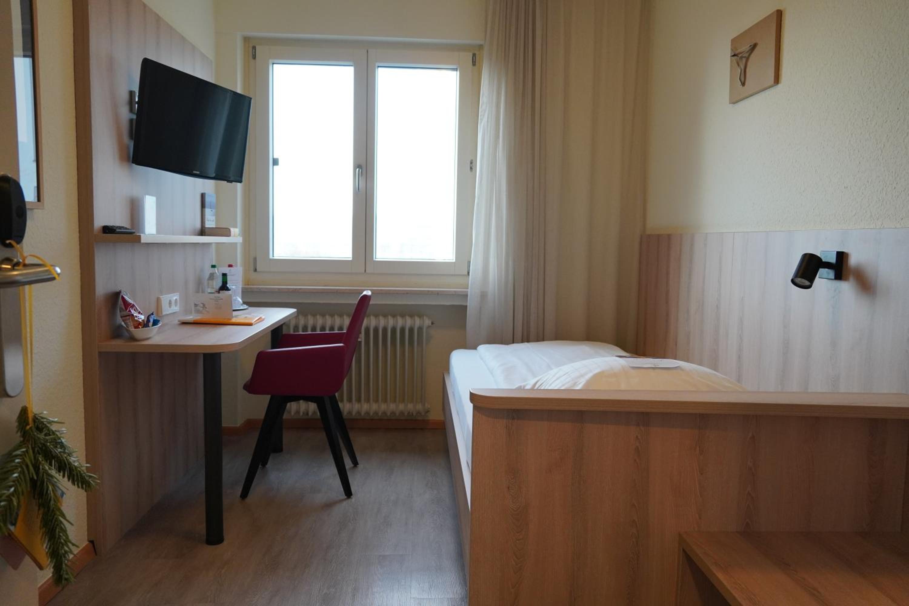Single Room with Shared Shower and Toilet photo 1