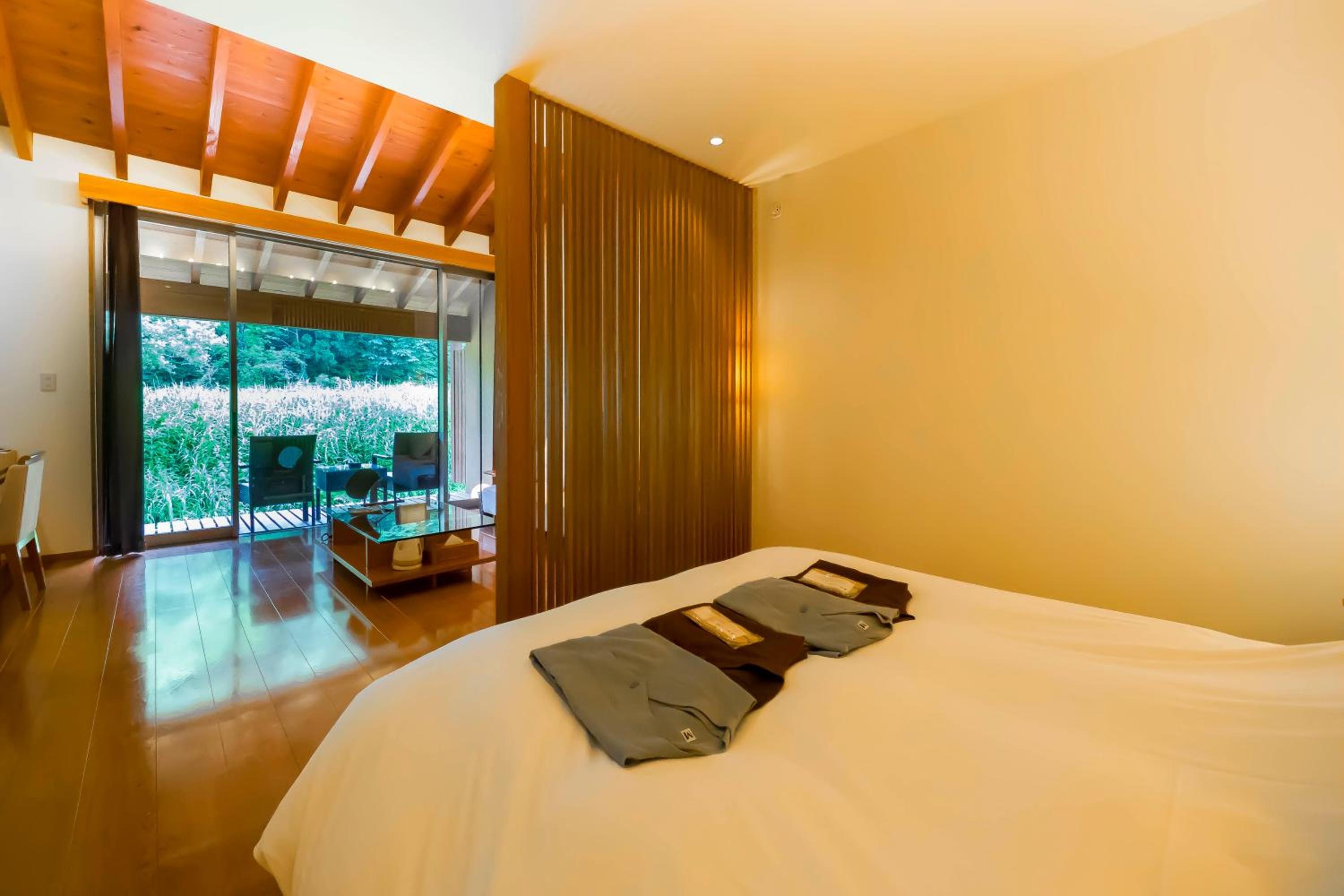 Hollywood Twin Room with Hot Spring Bath photo 2