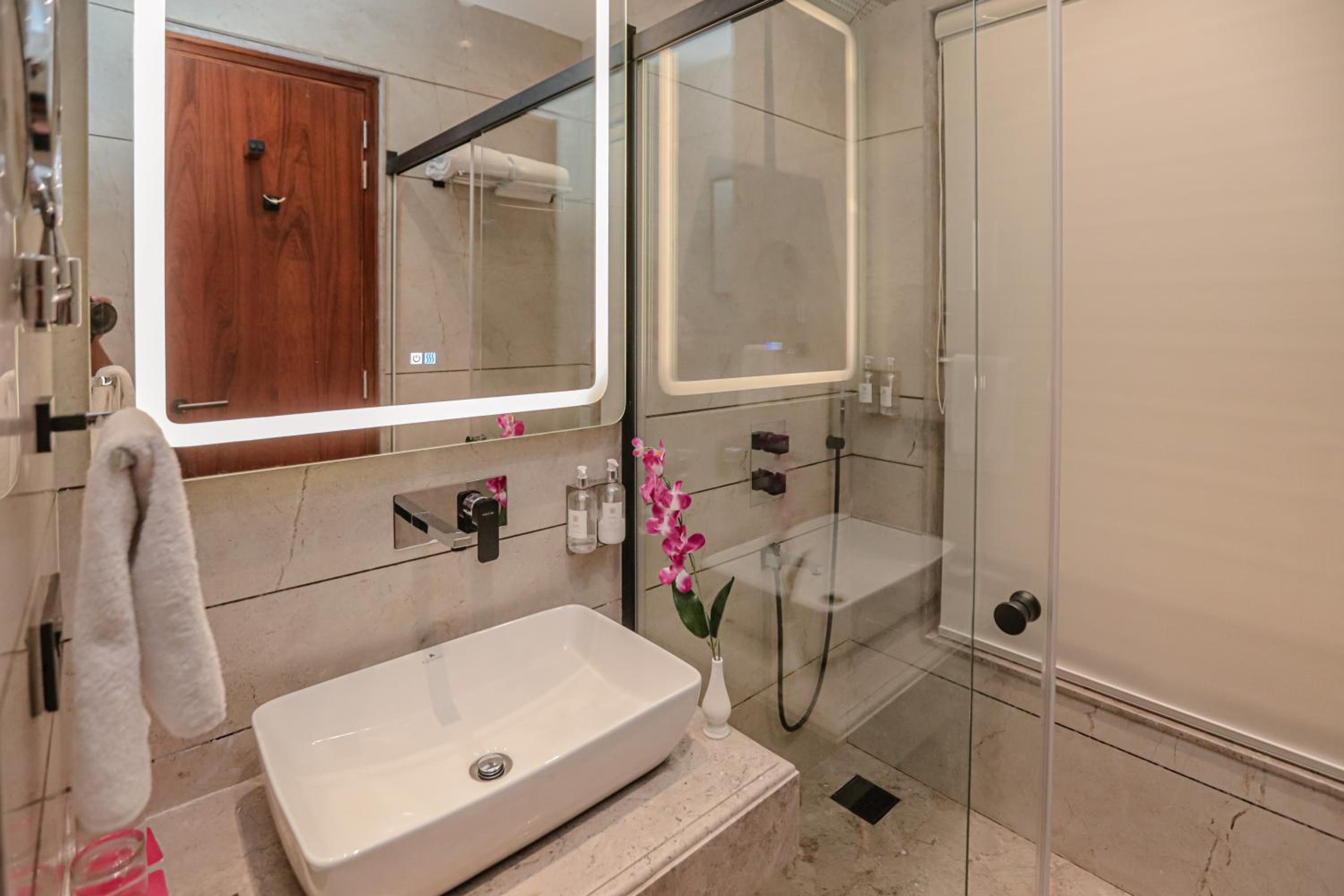 Premium Room with Balcony - Photo 4
