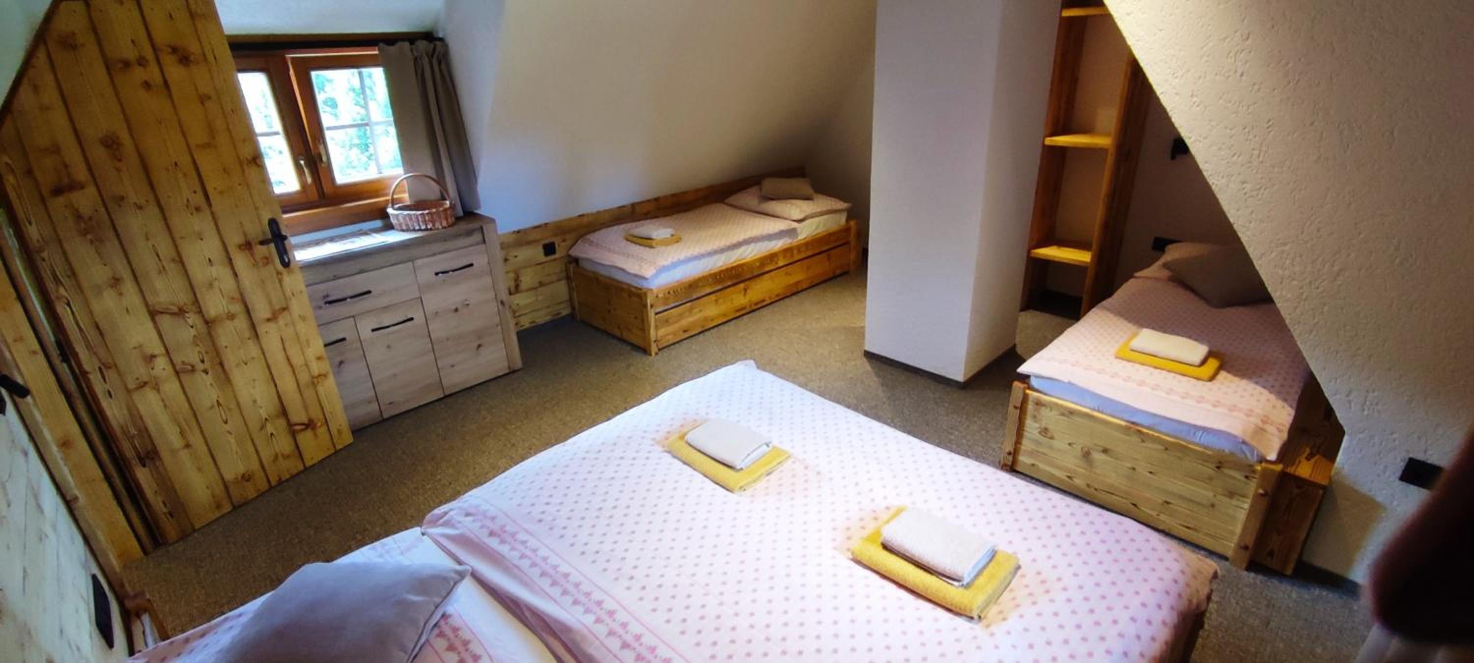 One-Bedroom Apartment with Balcony and Mountain View   photo 1