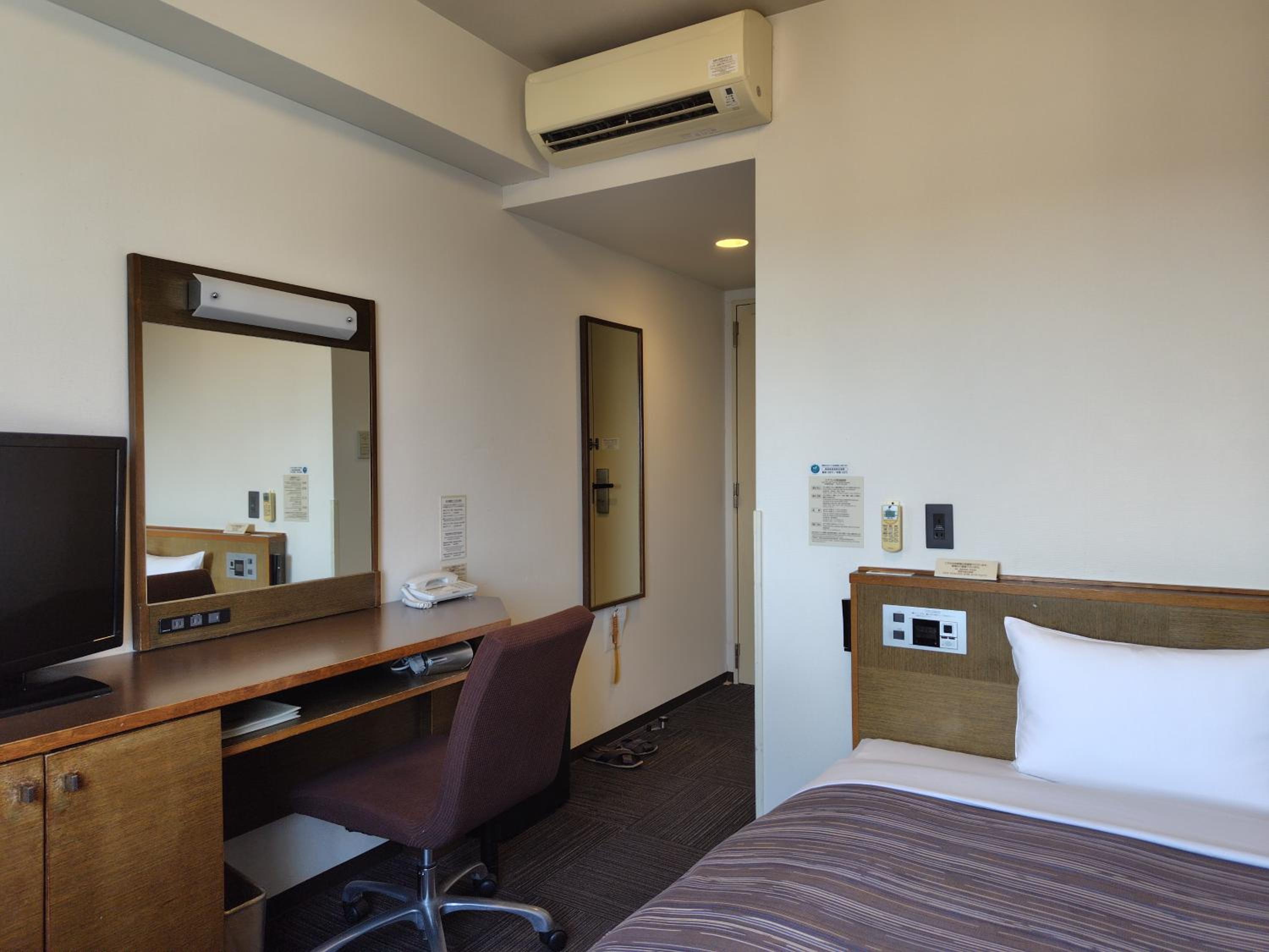 Single Room with Private Bathroom - Non-Smoking - Main Building photo 1