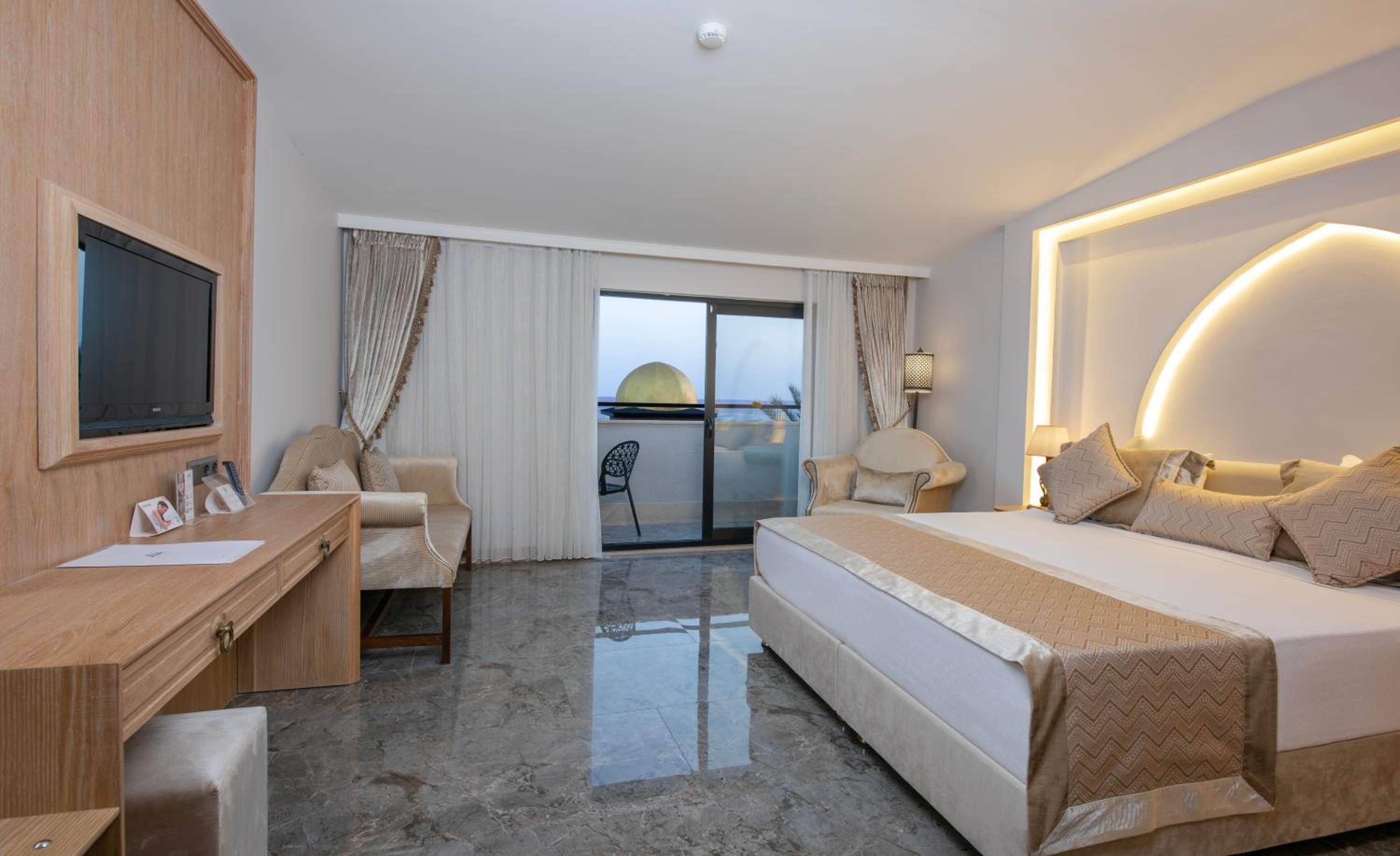 Deluxe Room thumbnail 5