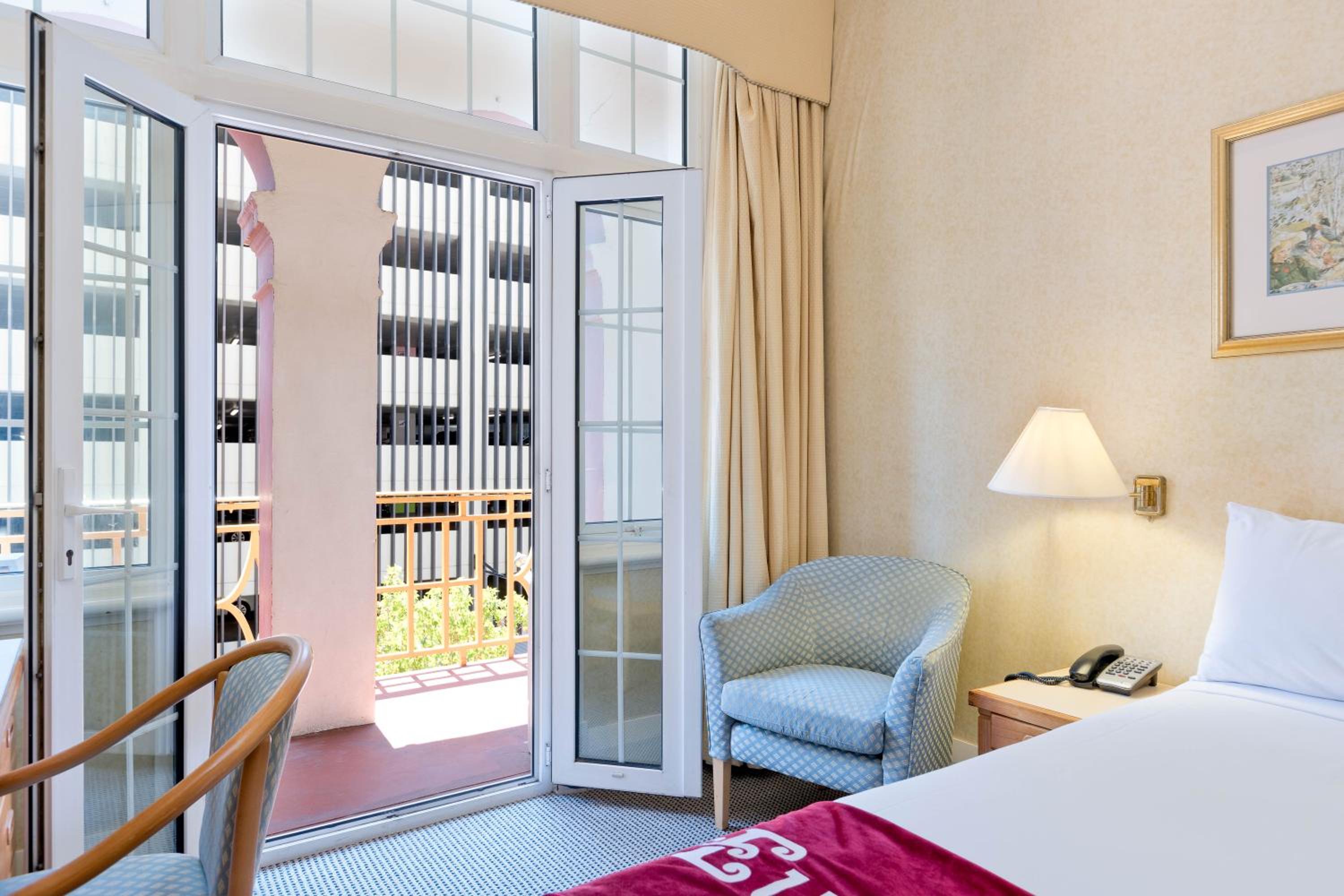 Queen Room with Balcony - Photo 11