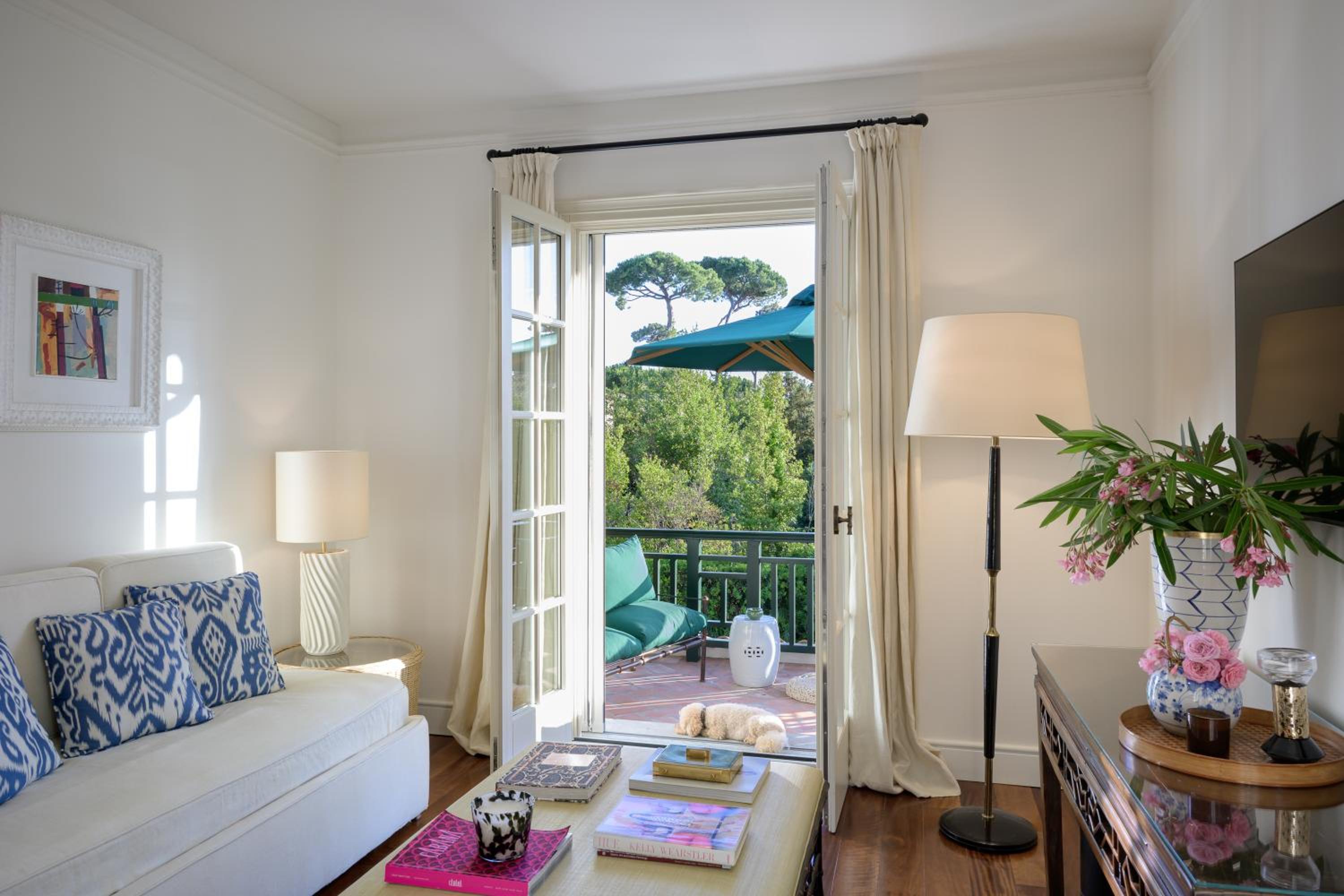 Queen Suite with Pool View photo 2