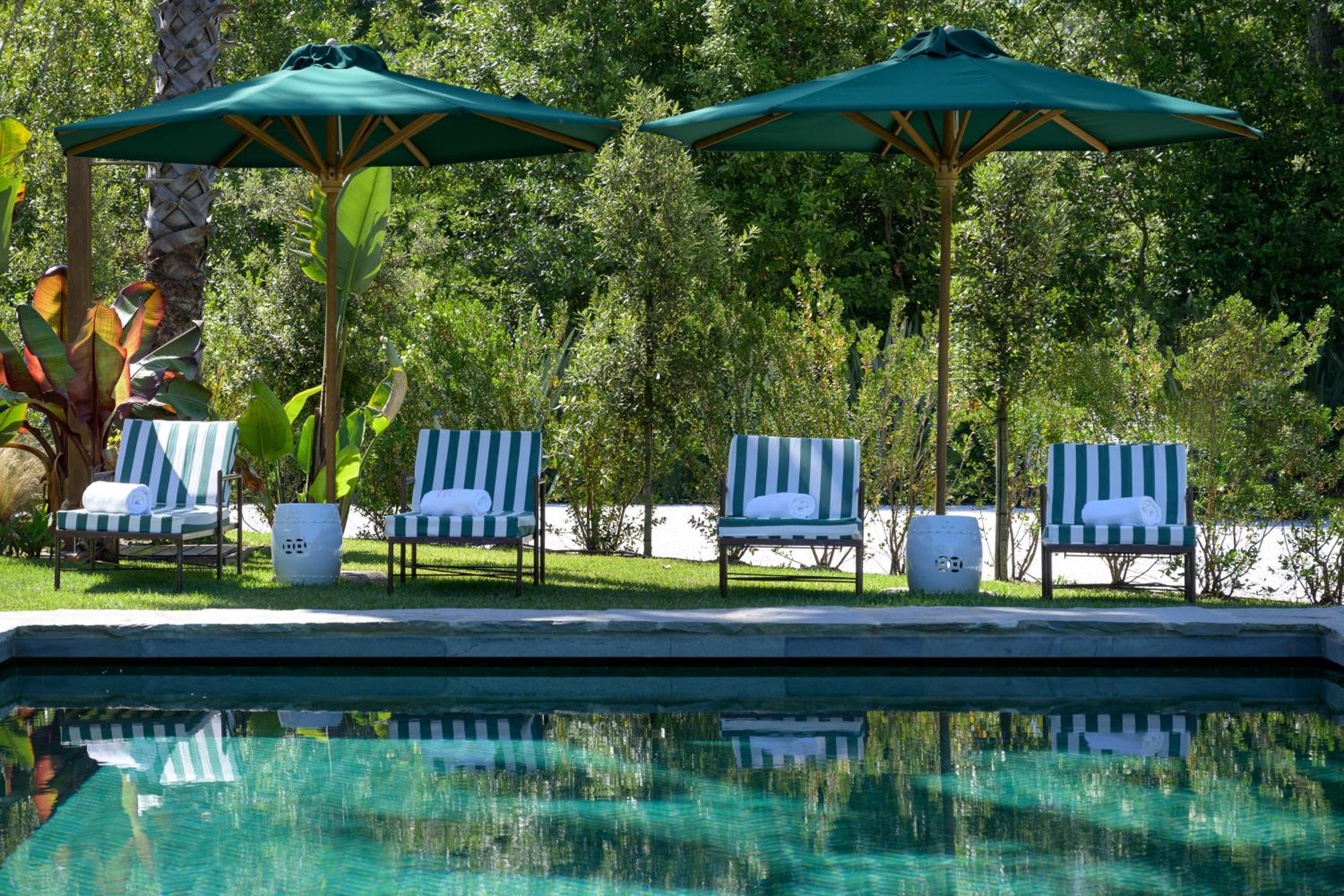 Queen Suite with Pool View photo 2