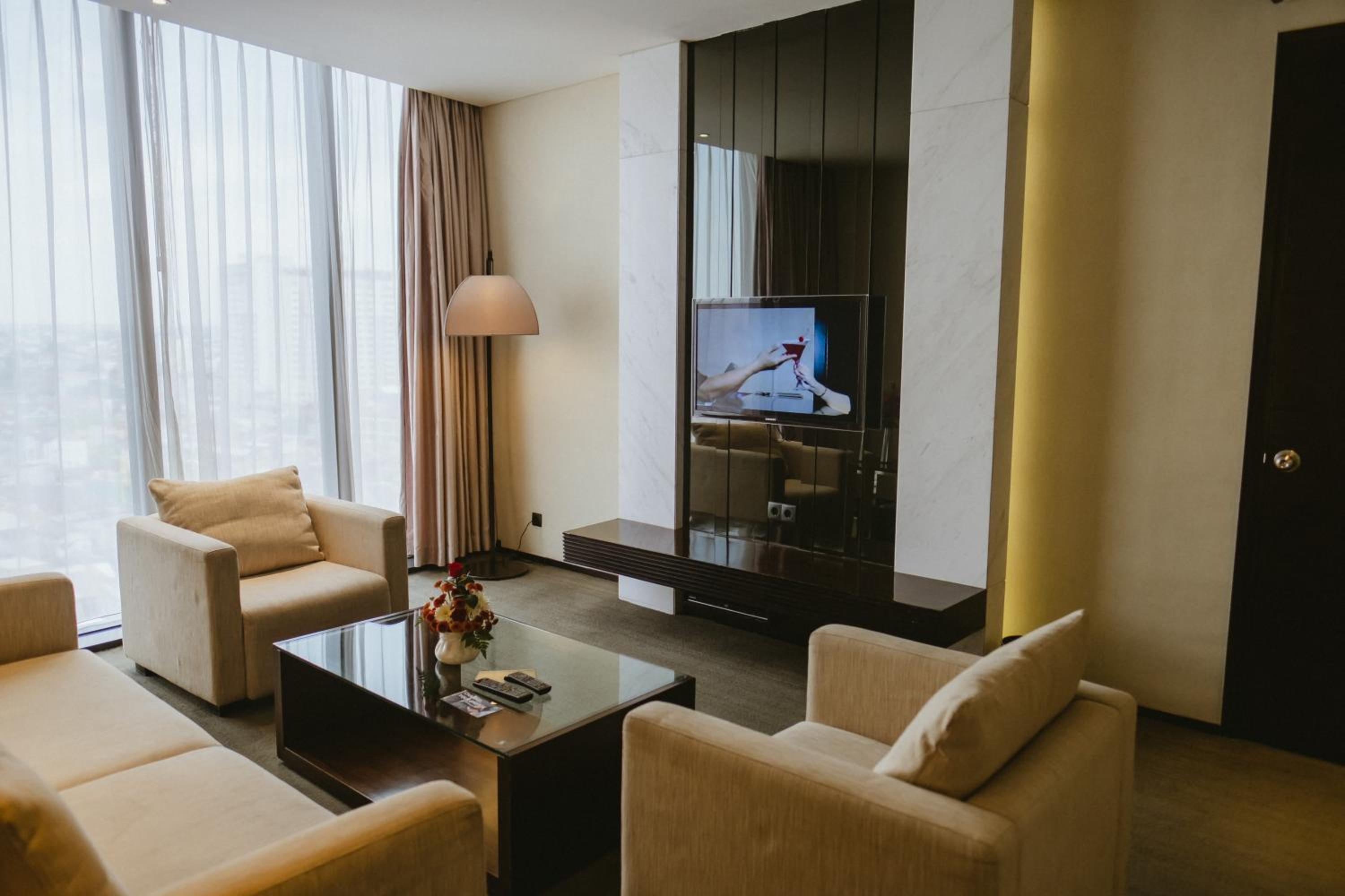 Executive Suite - Photo 2