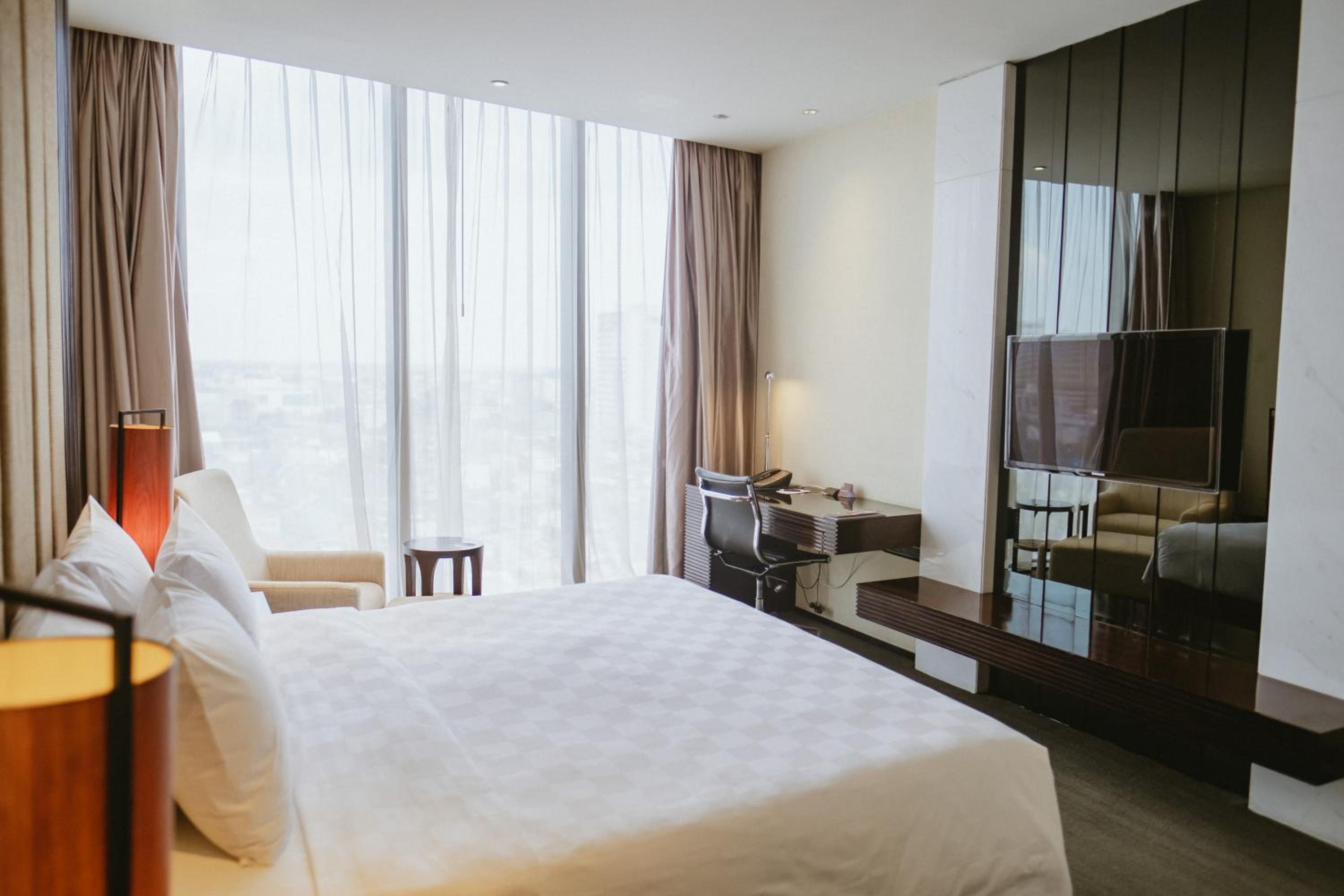 Executive Suite - Photo 3