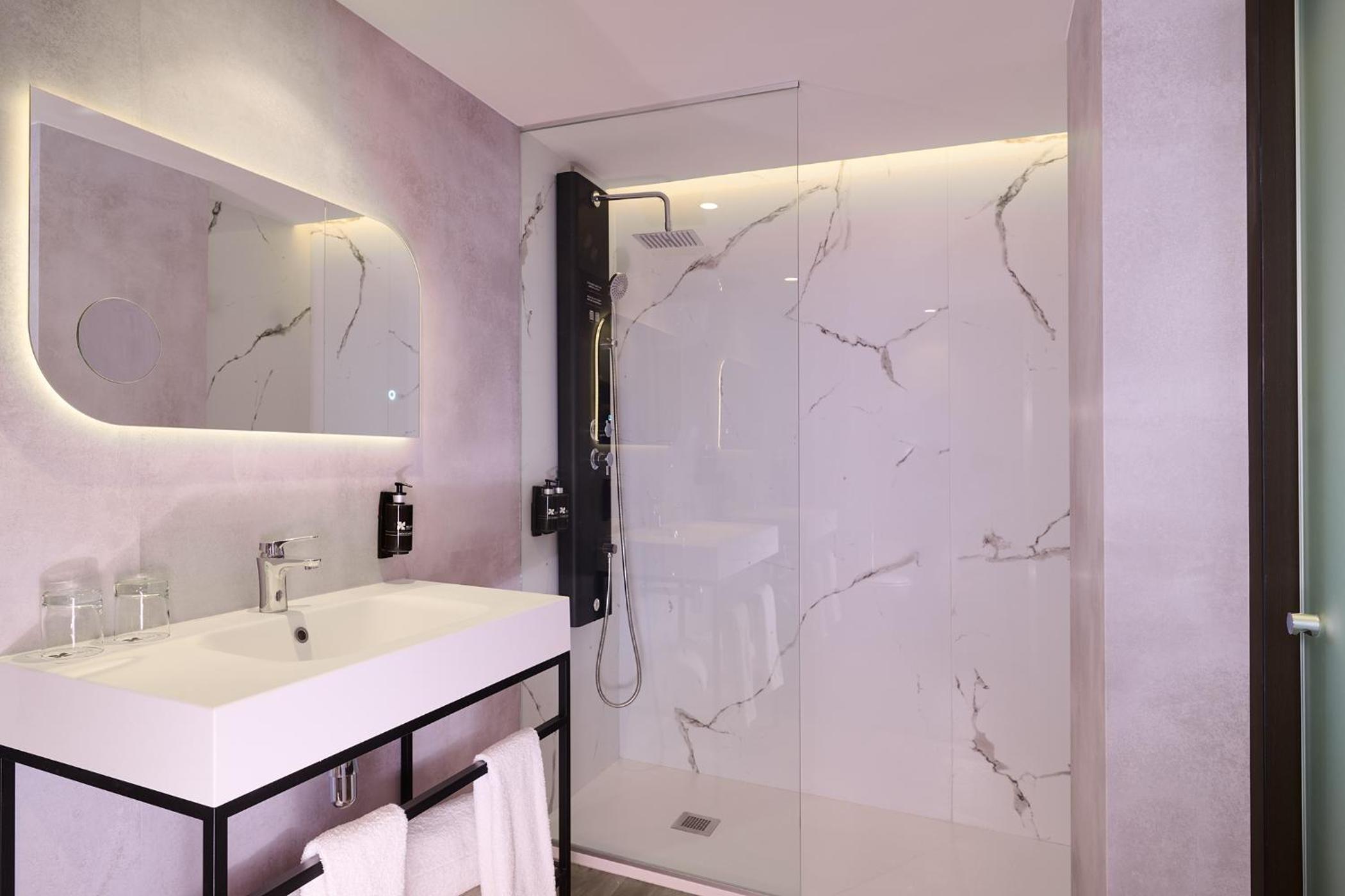 Premium Twin Room - Photo 2