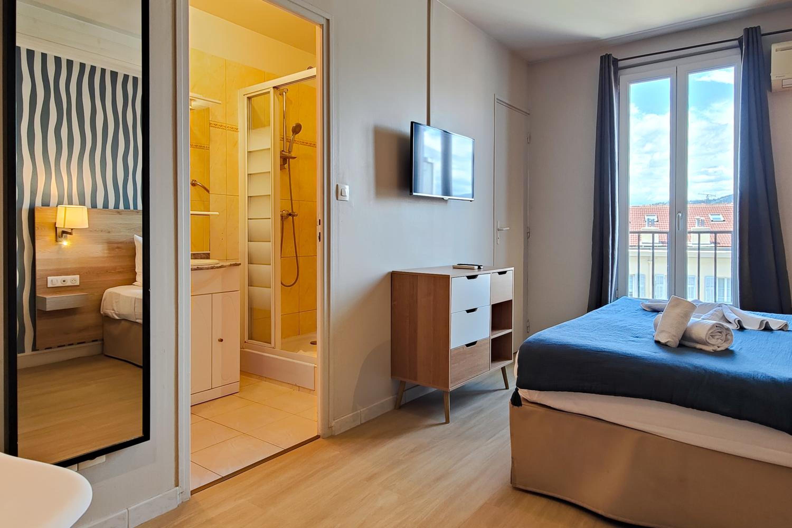 Premium Apartment with Terrace - top floor photo 3