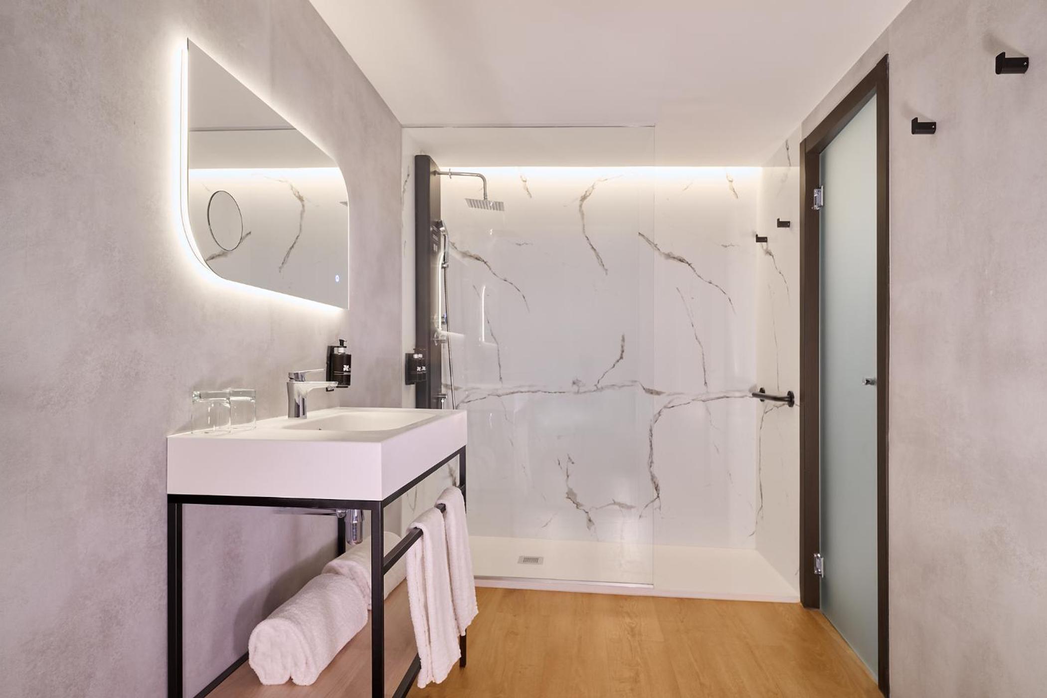 Premium Deluxe Room - Photo 3