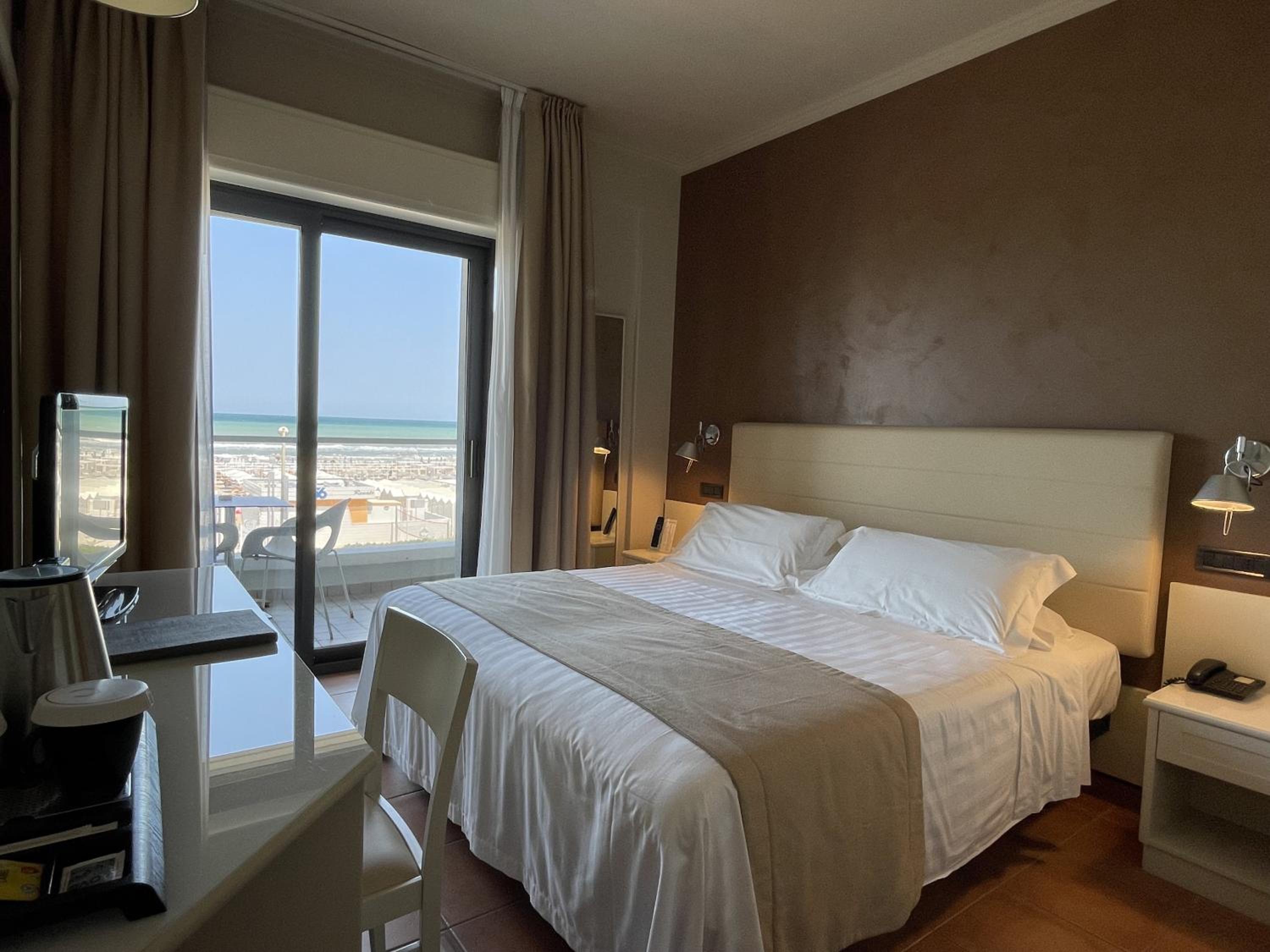Deluxe Double or Twin Room with Sea View - Photo 4