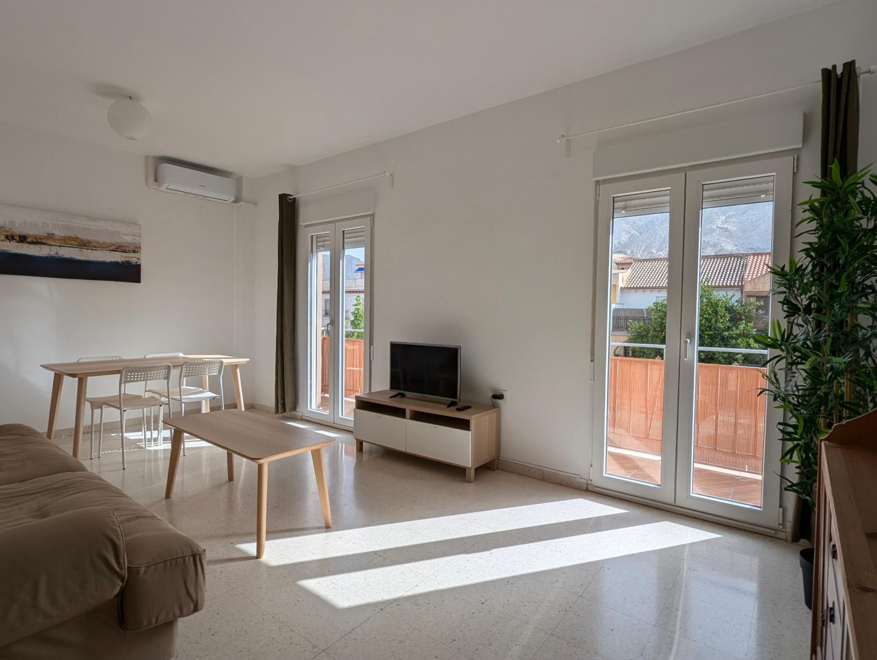 Apartamento de tres habitaciones con balcón