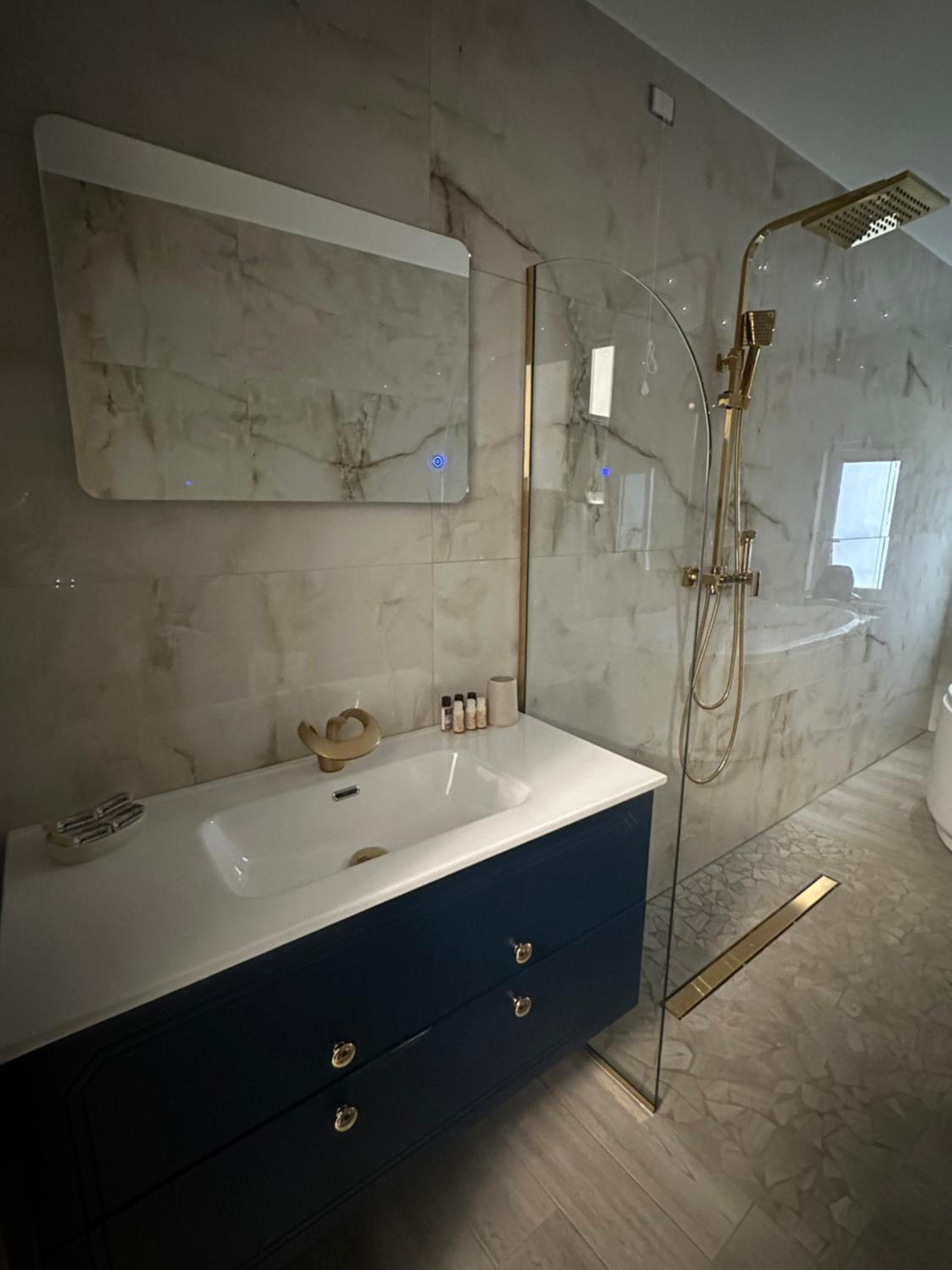 Suite with Hot Tub - Photo 6