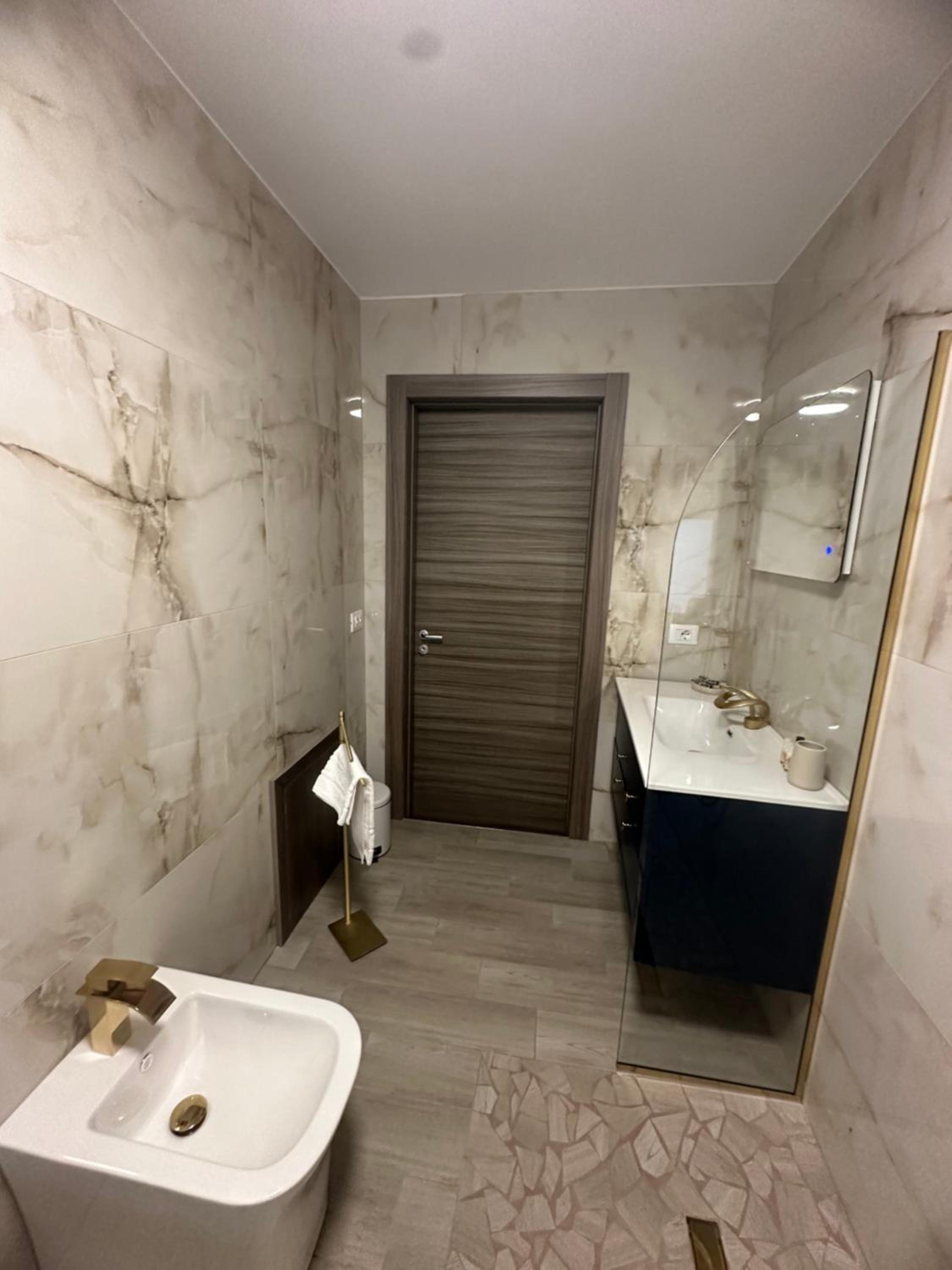 Suite with Hot Tub - Photo 8