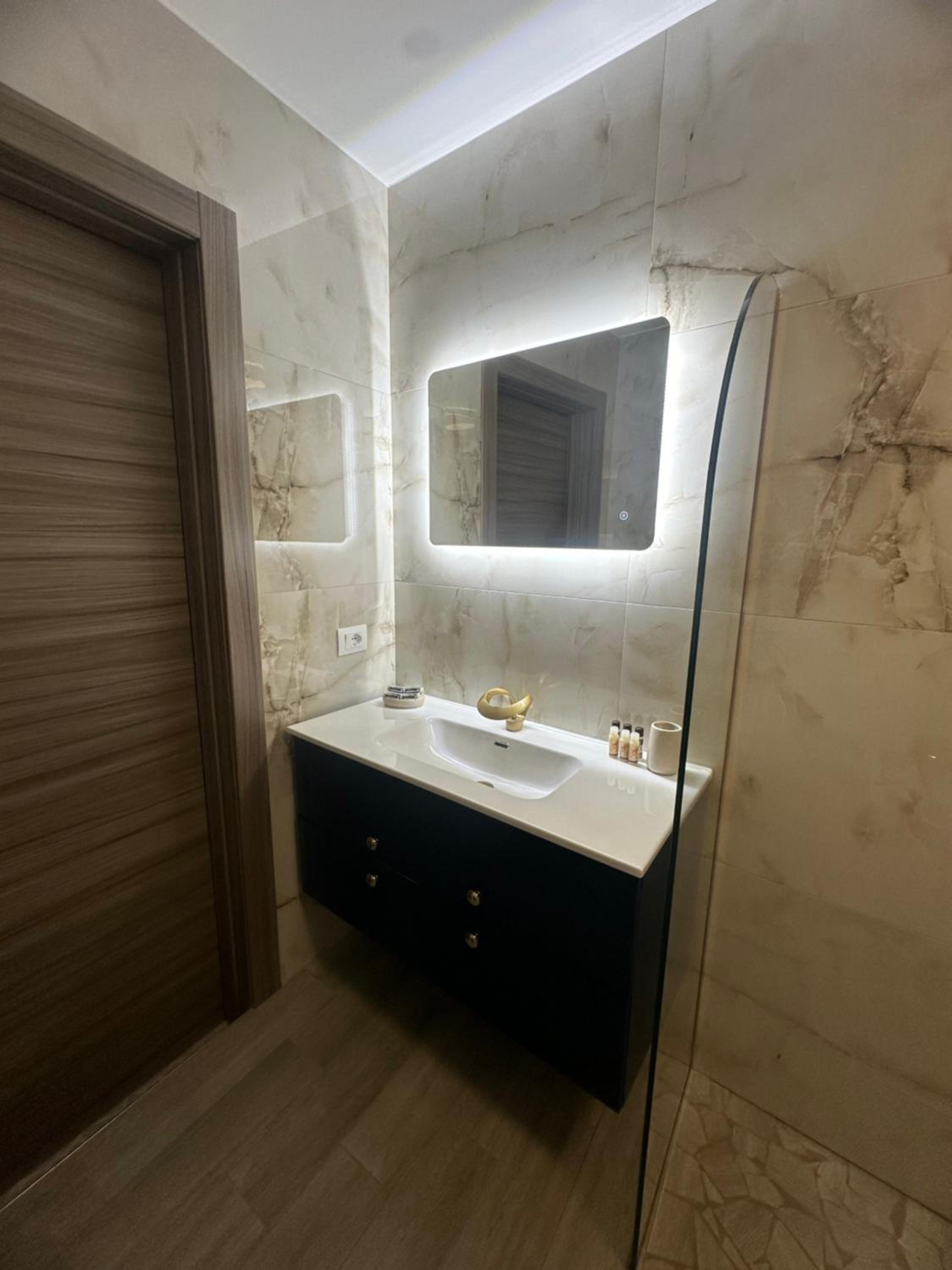 Suite with Hot Tub - Photo 9
