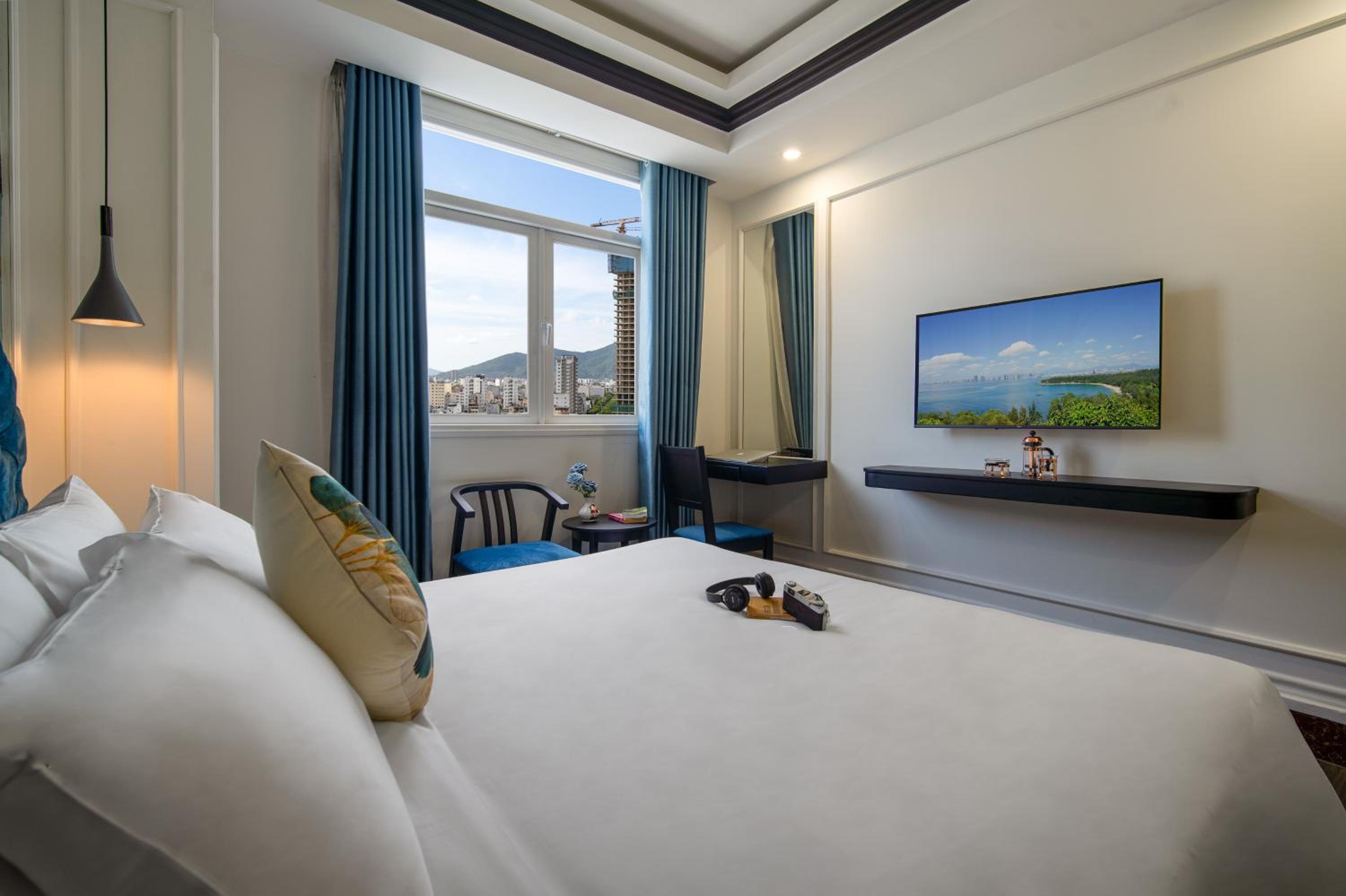 Deluxe King Room with City View