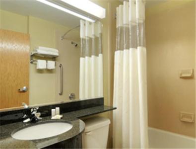 Queen Suite - Non-Smoking - Photo 2