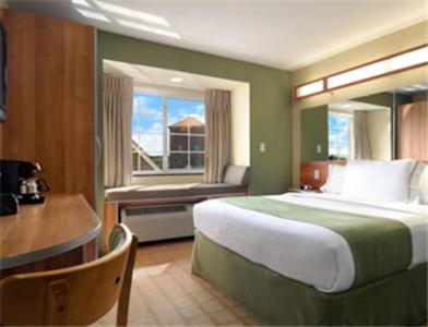 Queen Room - Non-Smoking - Photo 1