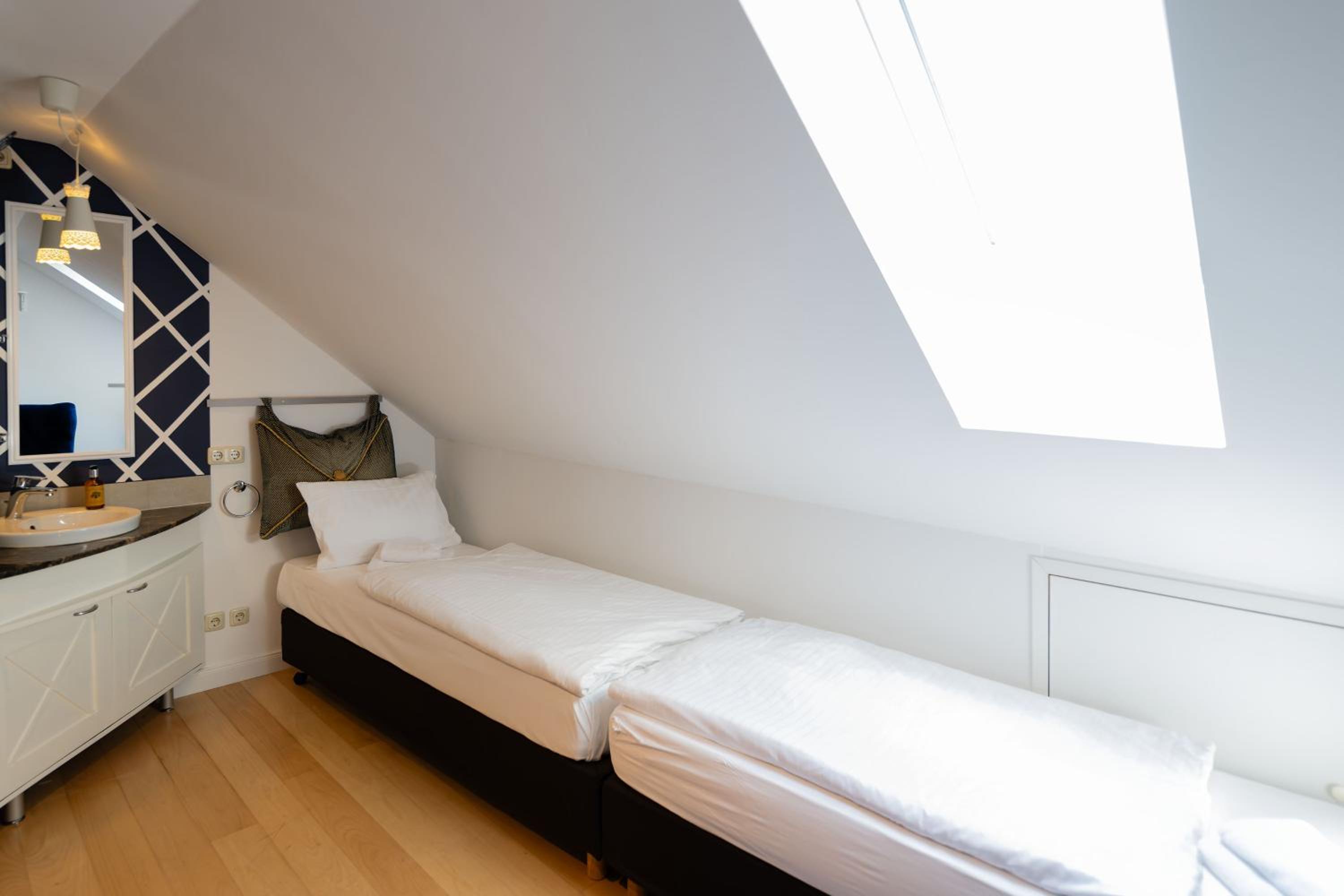 Family suite with 3 bedrooms (3rd floor) in the annex building - Photo 10