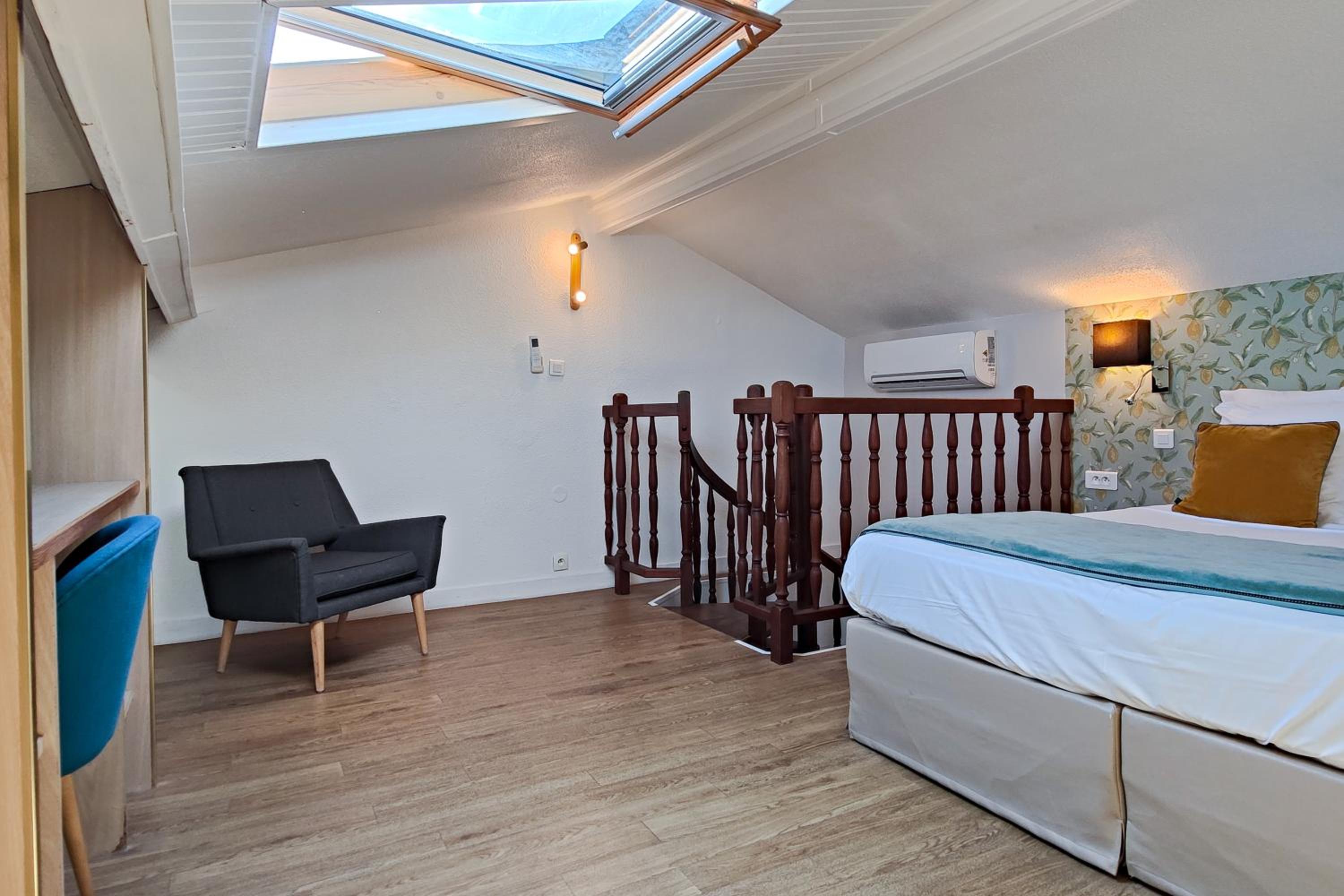 Duplex Apartment with Balcony - Photo 14