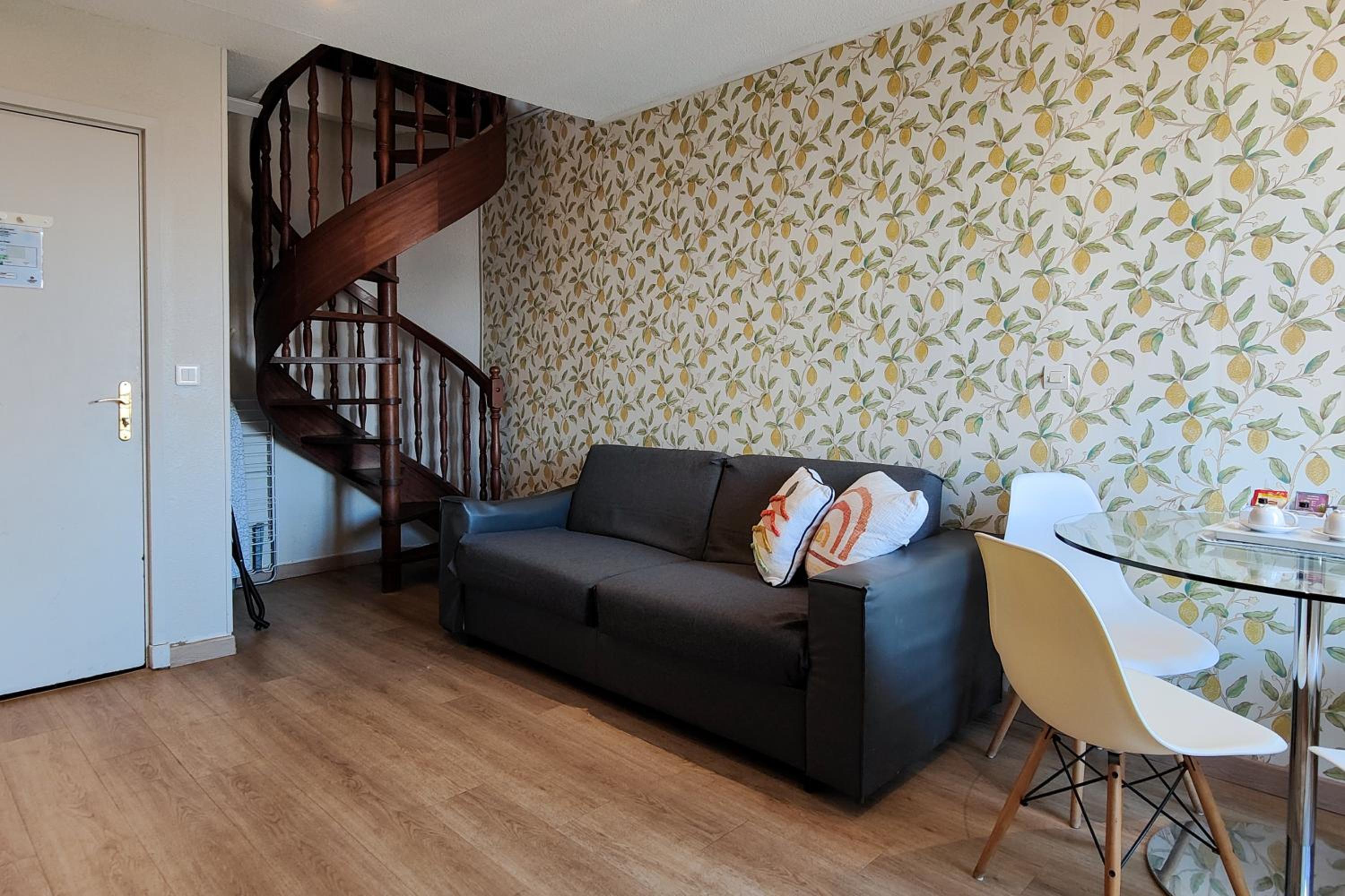 Duplex Apartment with Balcony - Photo 16