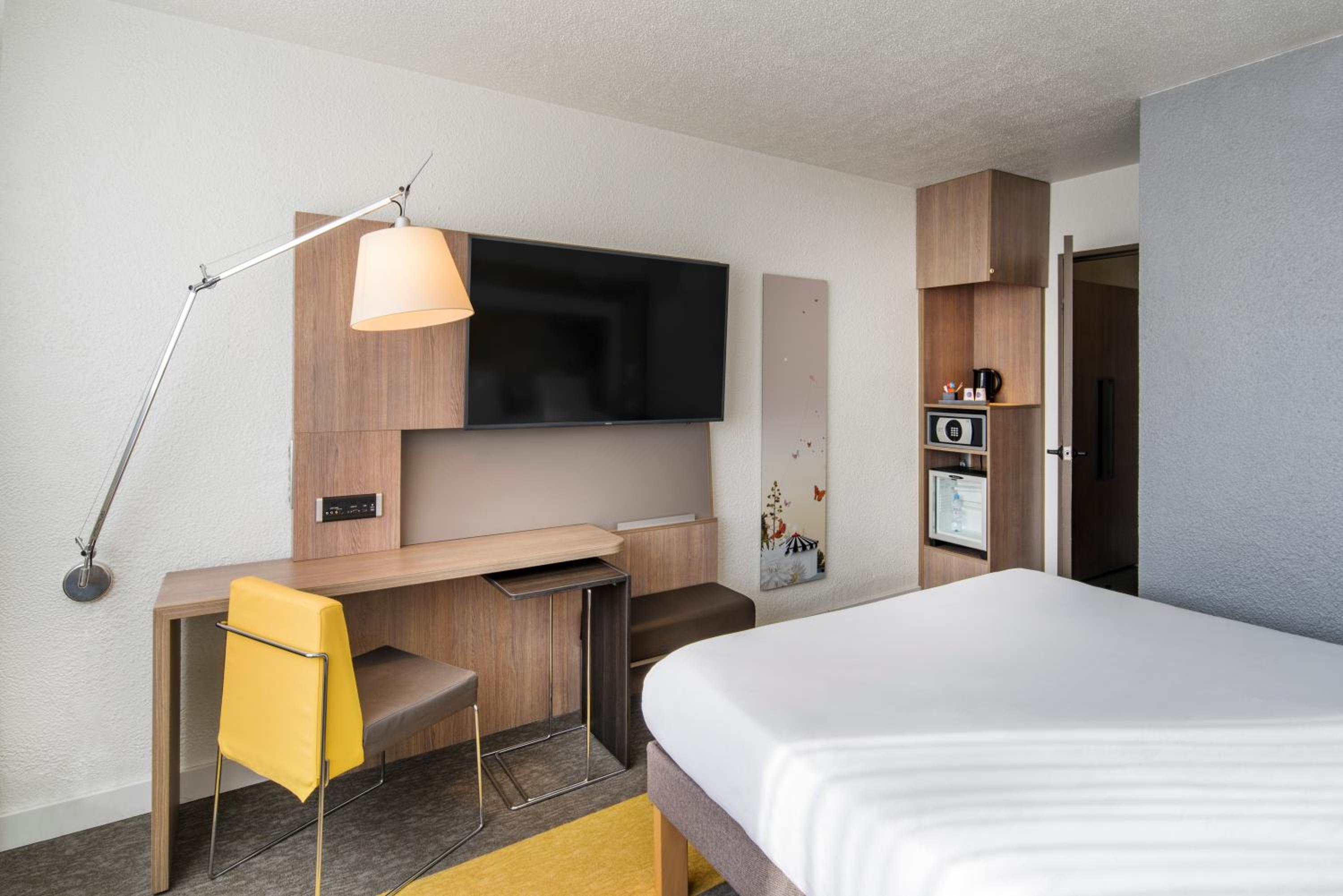 Two Adjacent Non-Communicating Double Rooms
