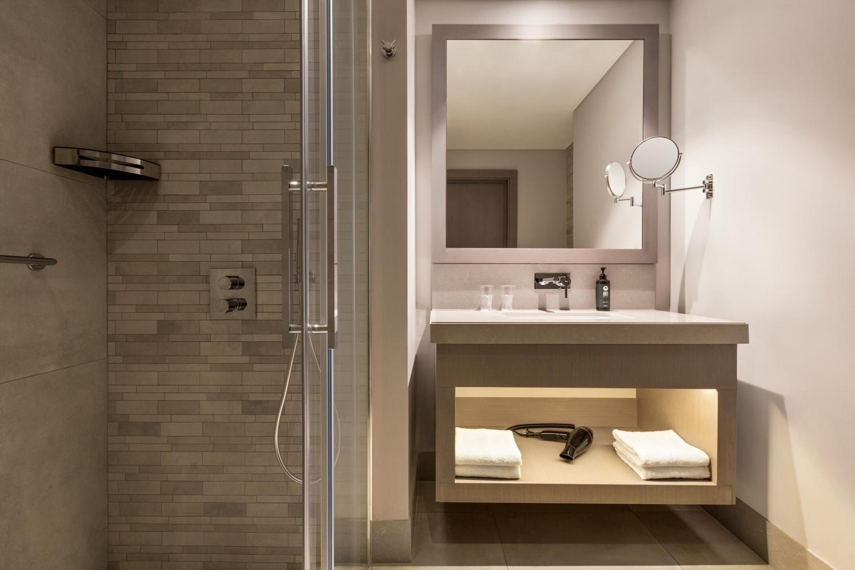 Standard Twin Room with Sea View - Photo 3