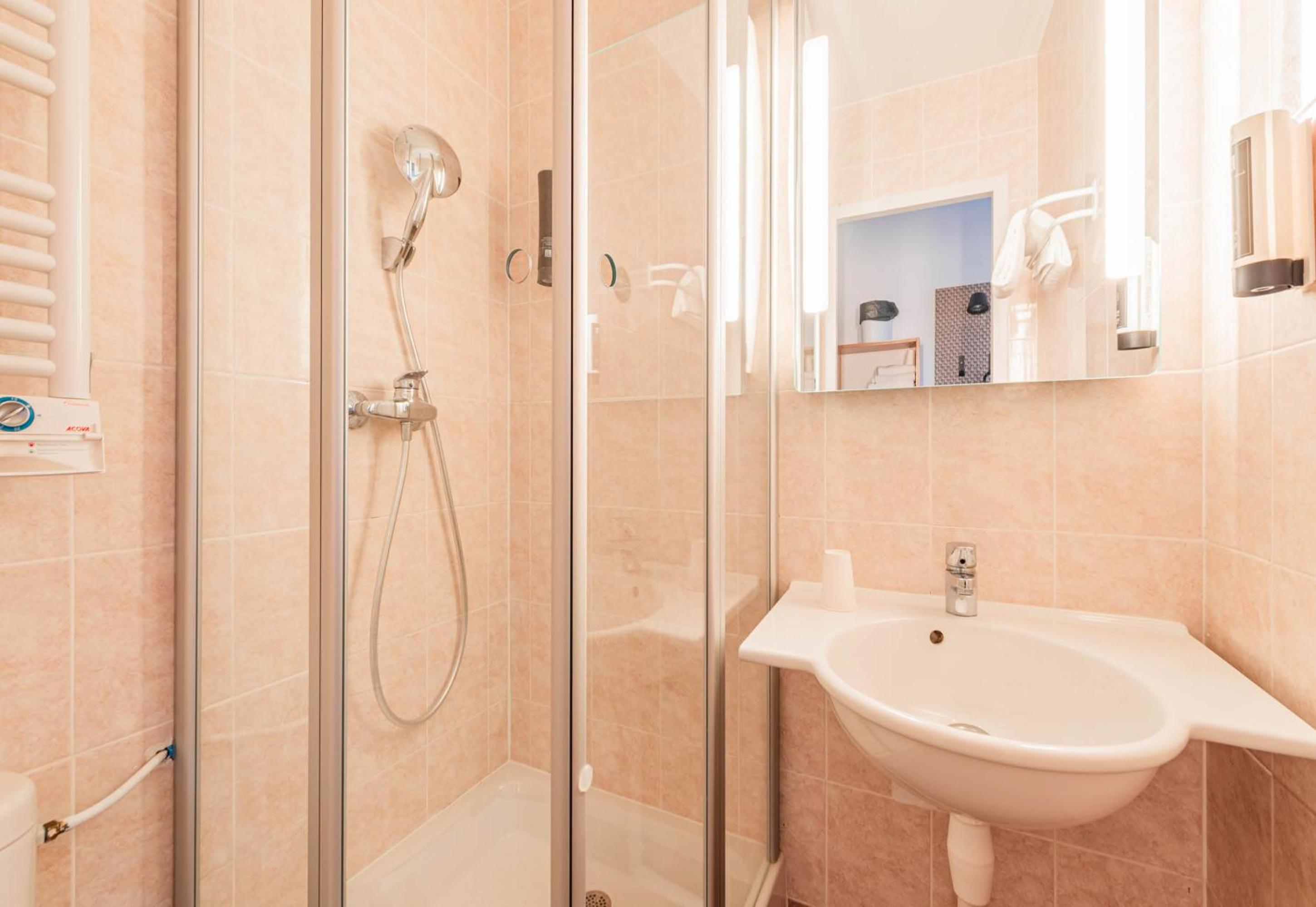 Double Room - Photo 7
