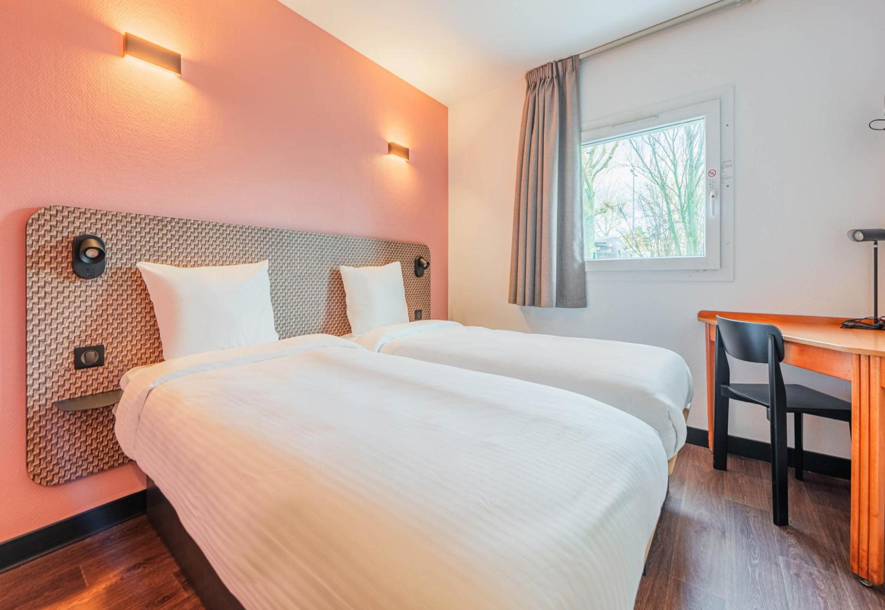 Twin Room - Photo 2