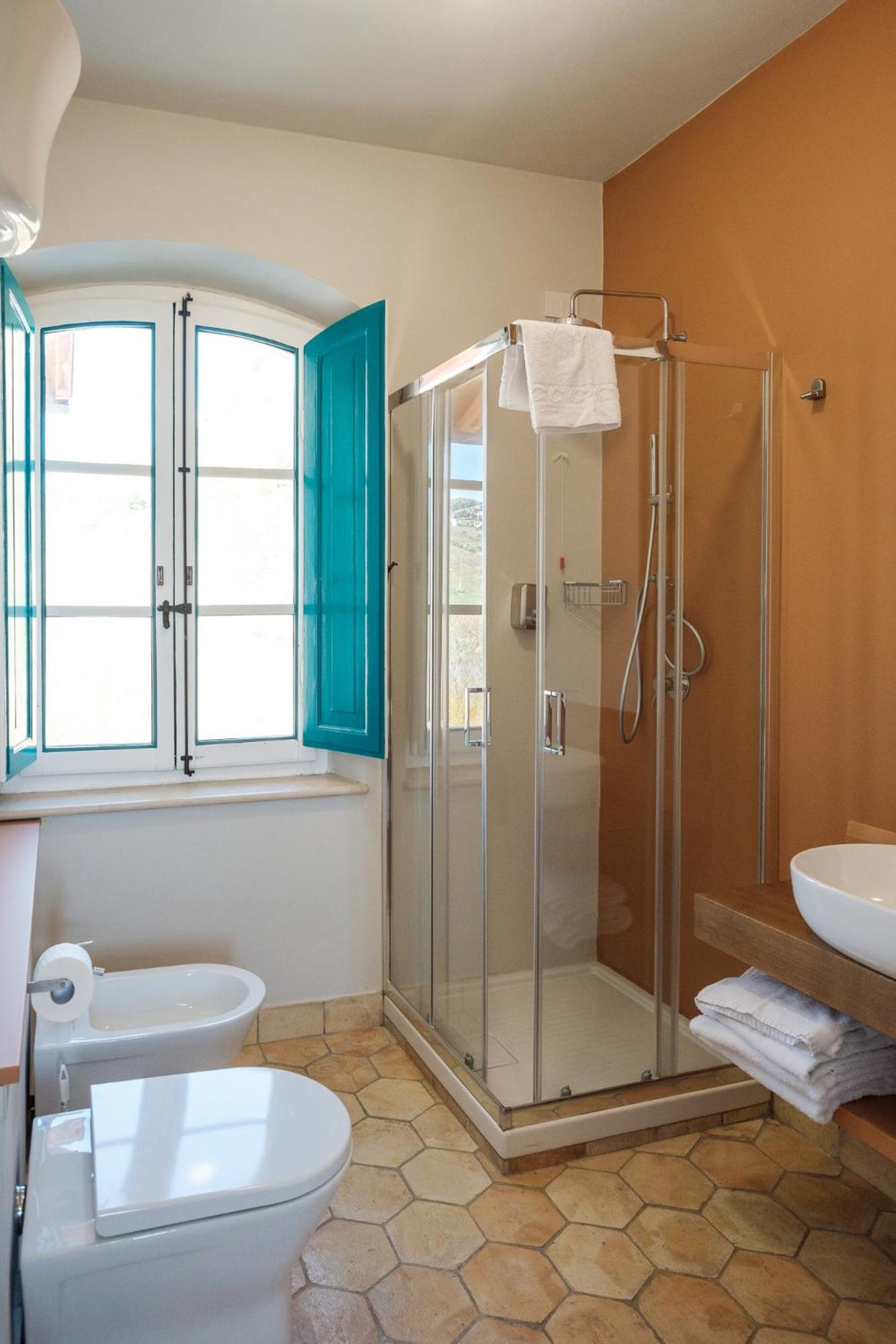 Deluxe Room (2 Adults + 1 Child) - Photo 4
