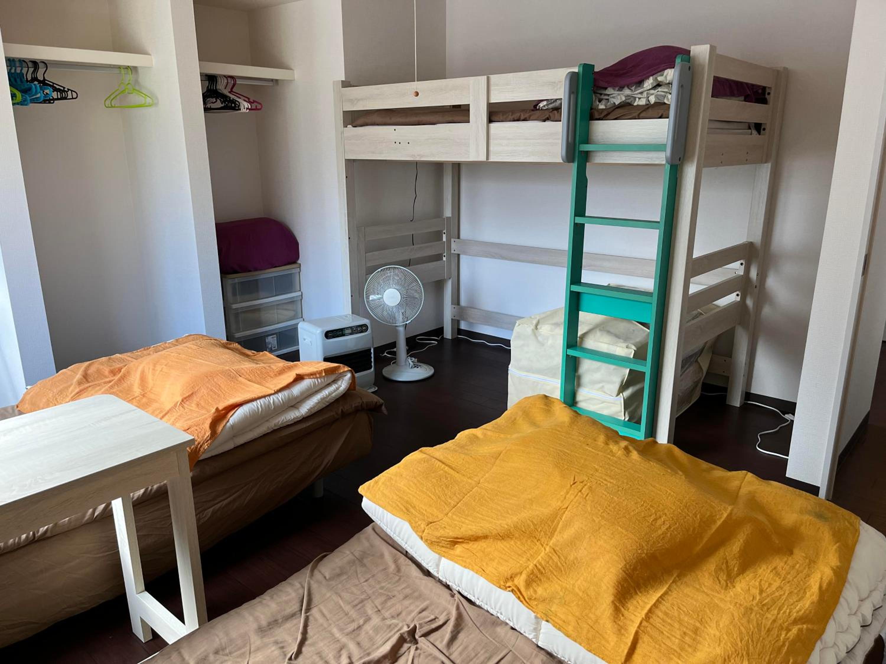 Quadruple Room with Shared Bathroom photo 2