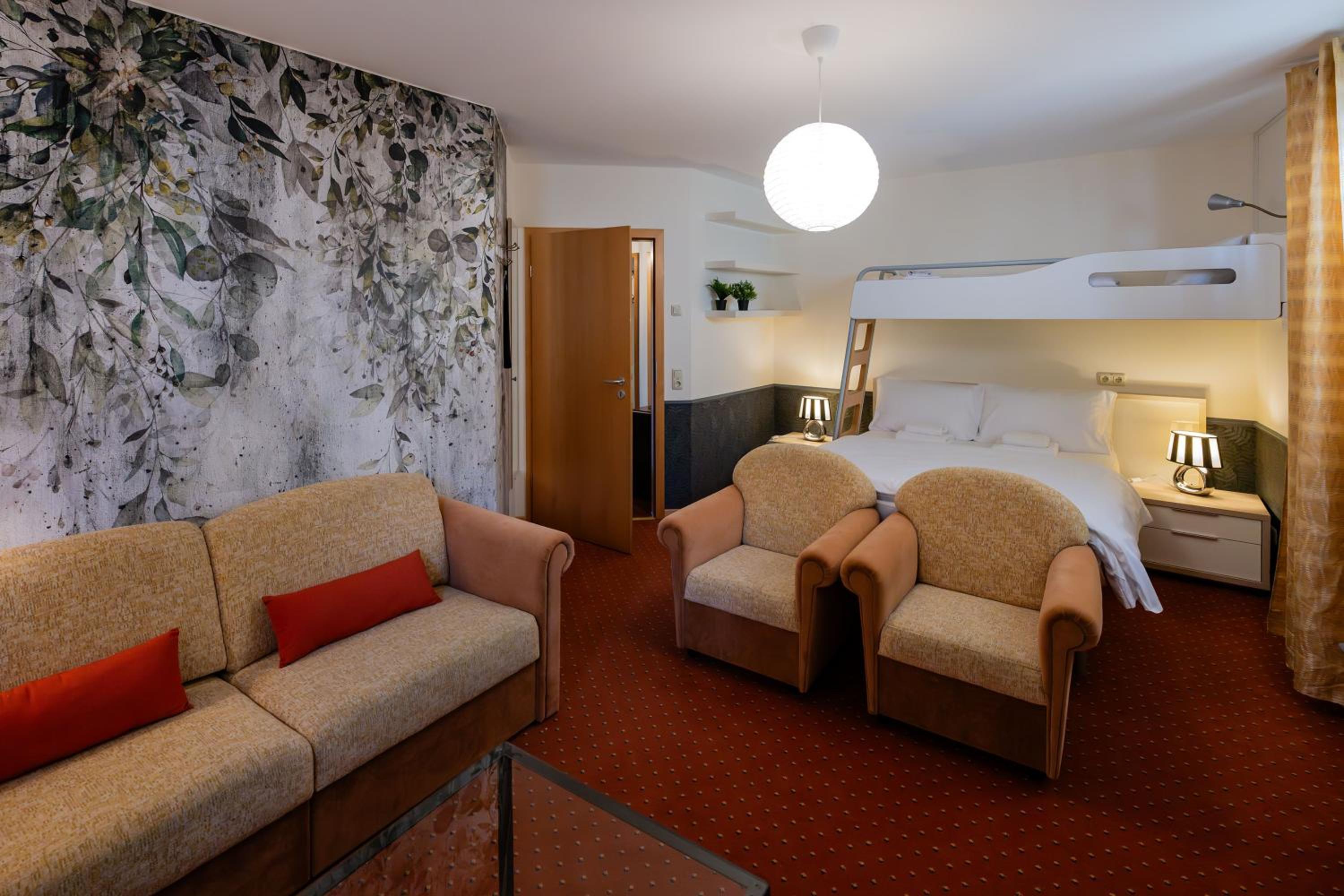 4-bedroom family suite in the annex building - Photo 8
