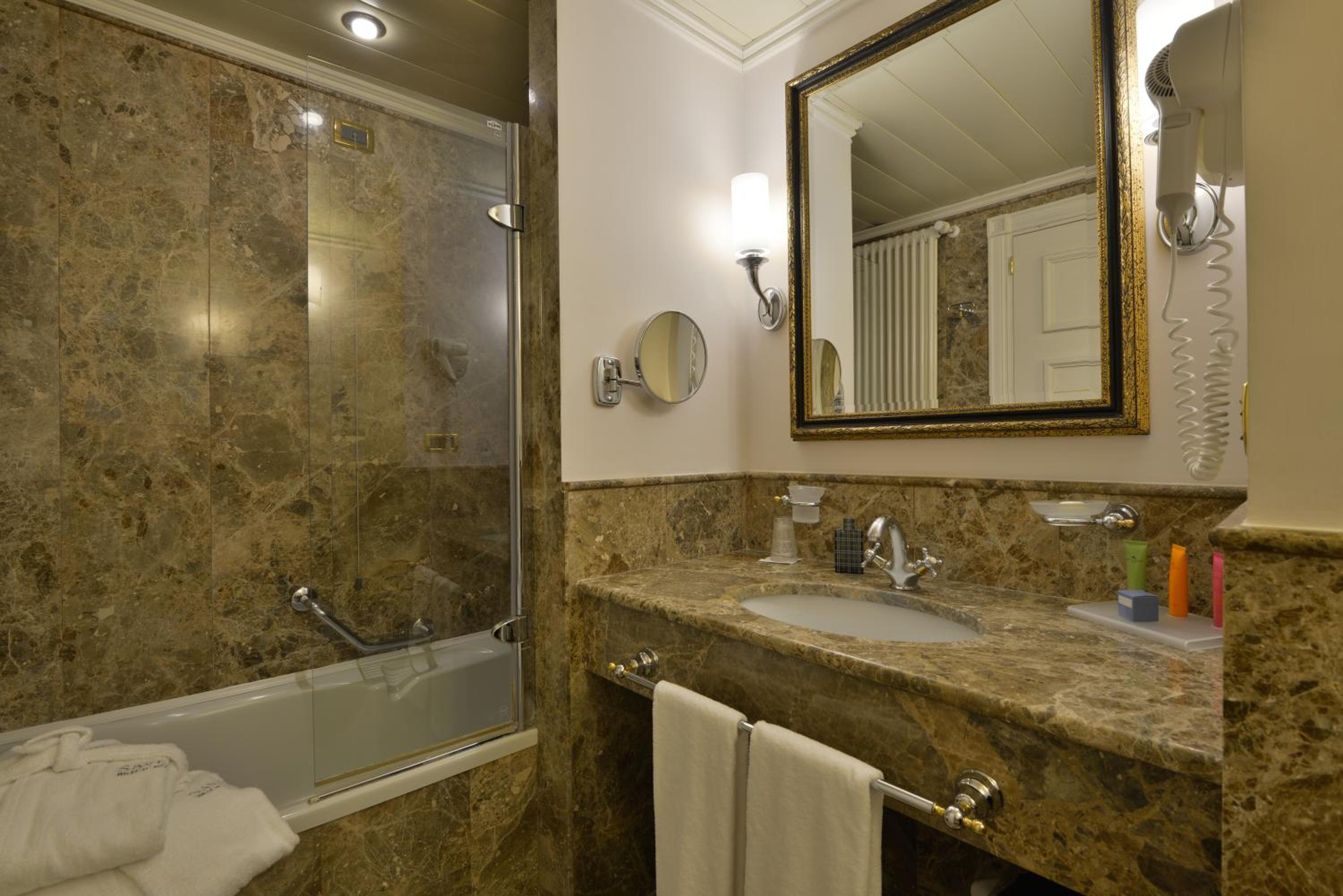 Deluxe Double Room with Balcony - Photo 4